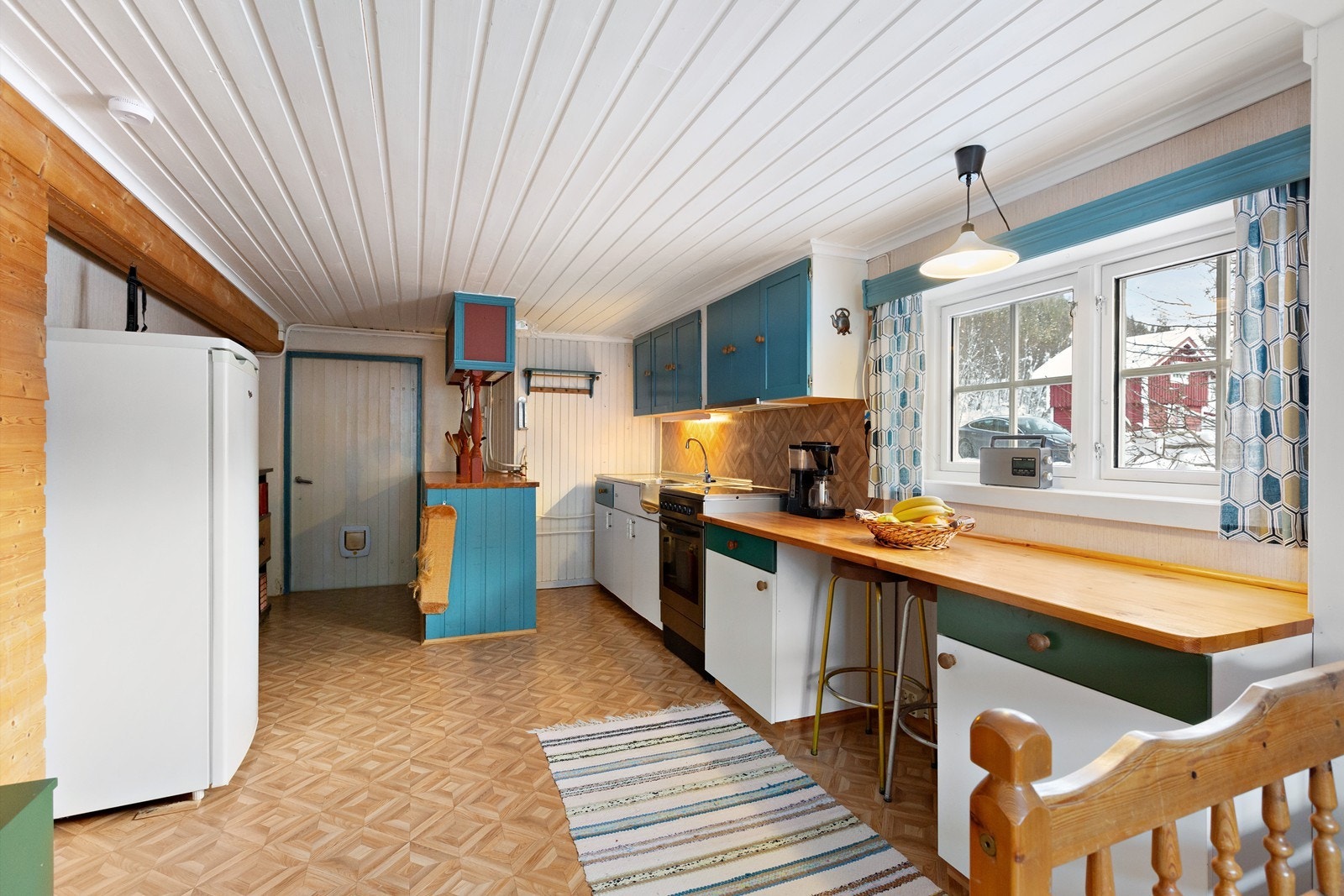 Godt med benkplass, skuffer og skap Galleribilde