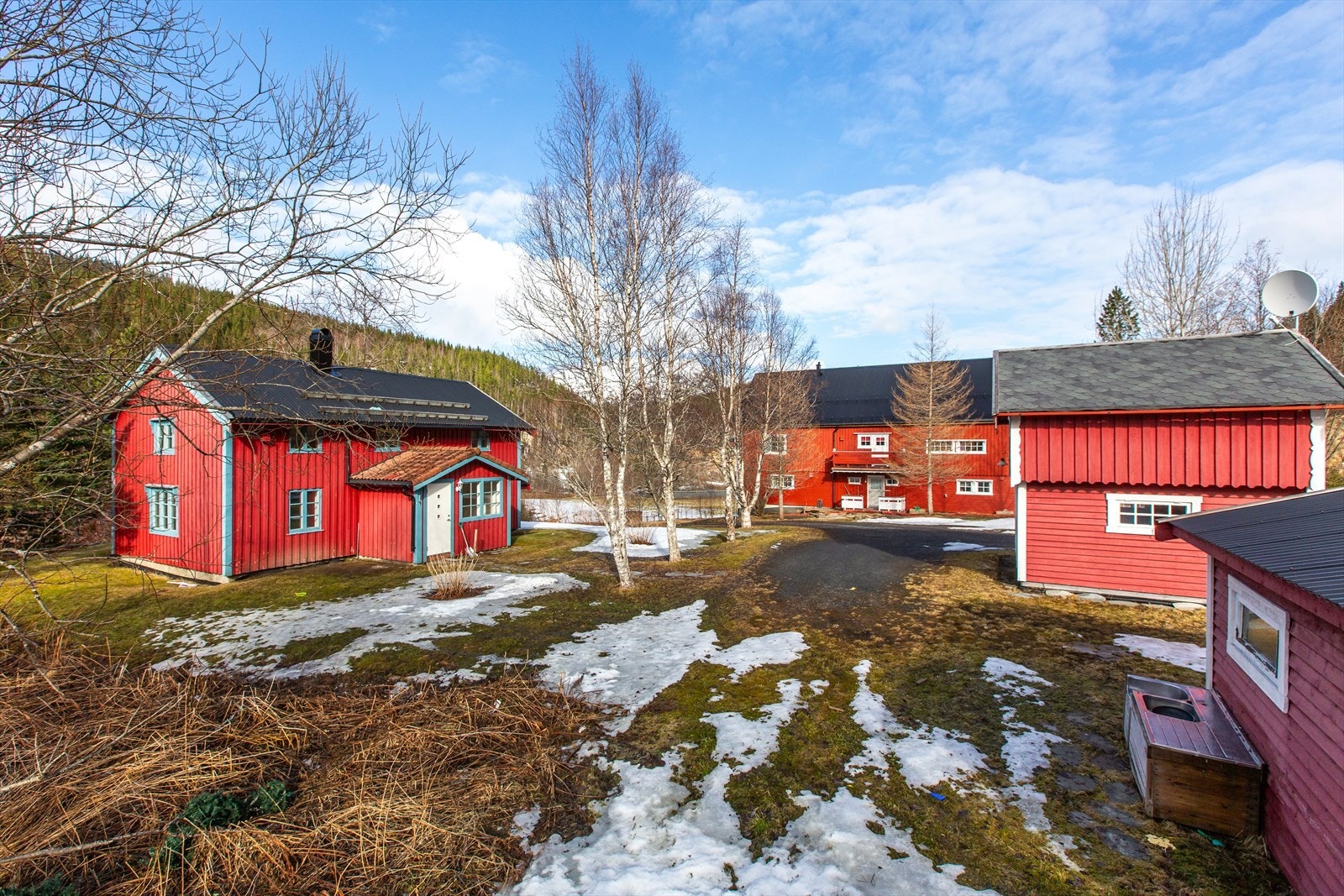 Velkommen til Vefsnvegen 531. Et flott tun med bolighus, fjøs, stabbur og uthus Galleribilde