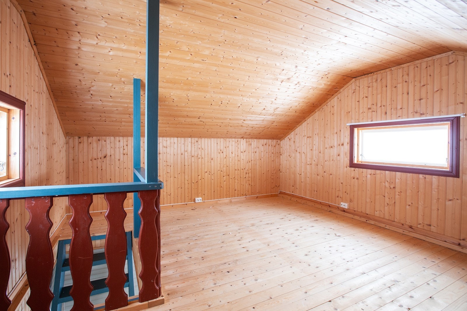 Stort oppholdsrom i 2.etg. med vindu i begge ender Galleribilde