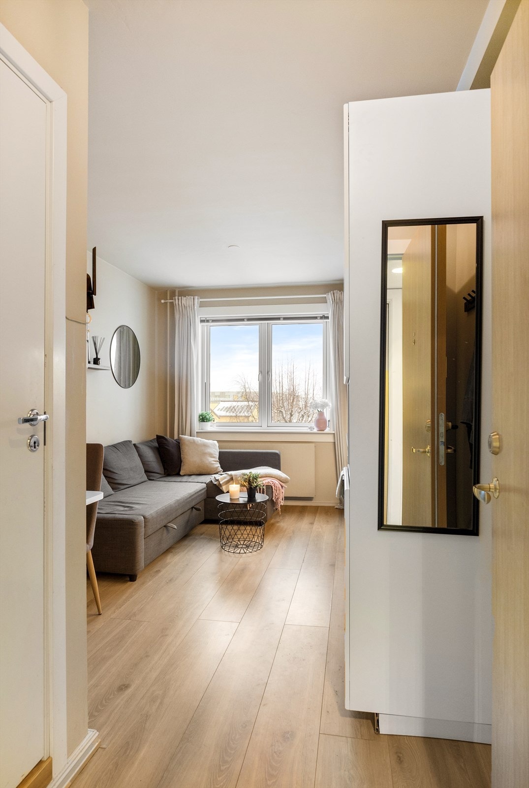 Leiligheten fremstår som innbydende med god standard og moderne preg. Galleribilde