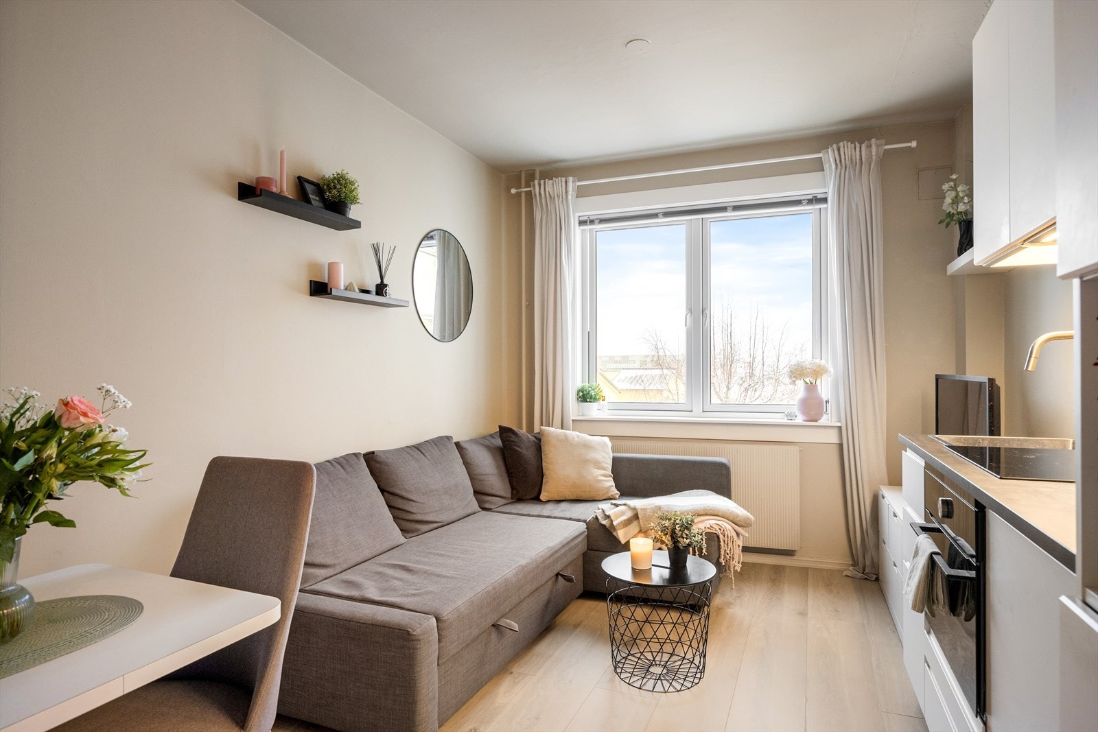 Nordvik v/Konstantin Karlsson ønsker velkommen til en stilfull 1-roms leilighet i Stavangergata 46 A. Galleribilde