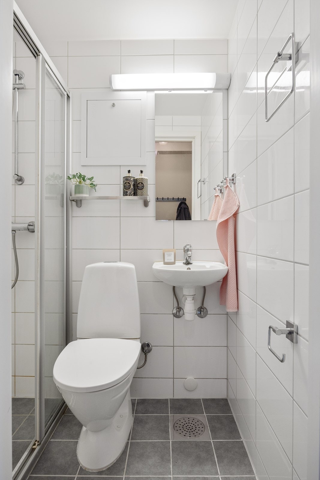 Delikat, flislagt baderom fra 2014 med varmekabler i gulvet. Galleribilde