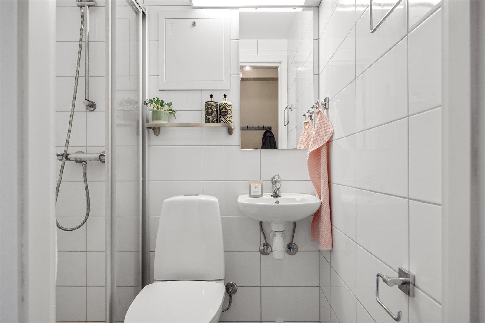 Badet har WC, dusjplass med vegger og servant med ettgreps blandebatteri. Galleribilde