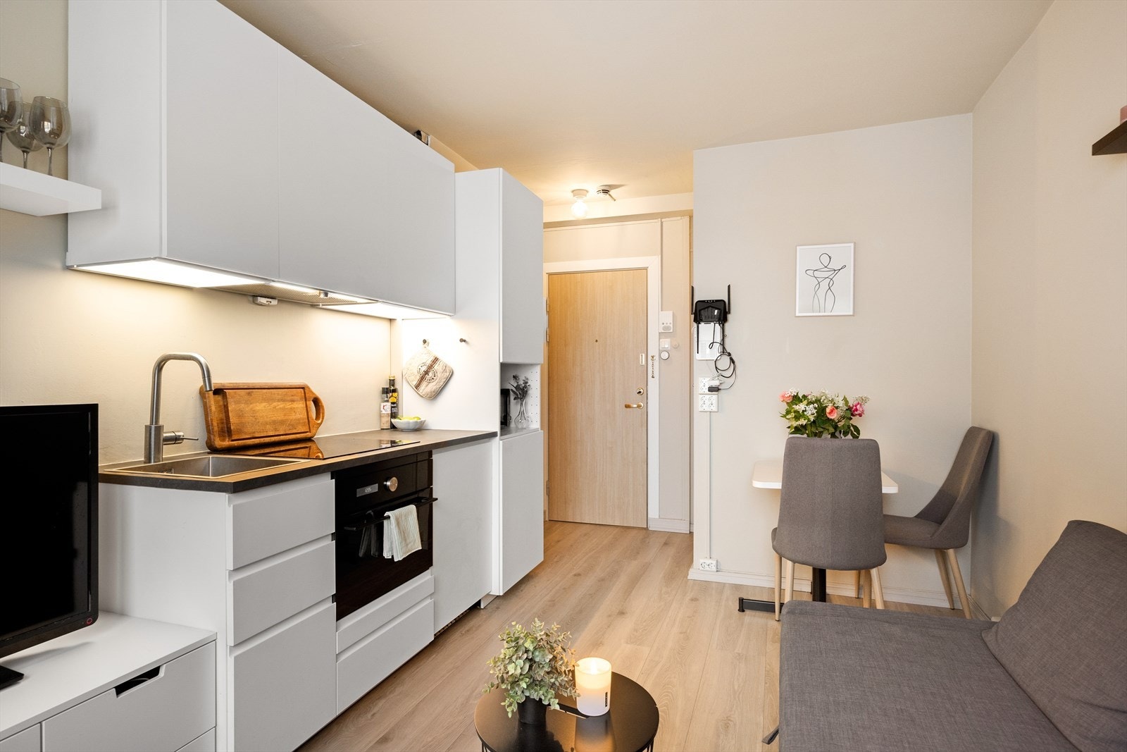 Leiligheten ble oppgradert i 2023 med delikate og lune farger på veggene og nytt, moderne laminatgulv for et friskt og innbydende uttrykk. Galleribilde