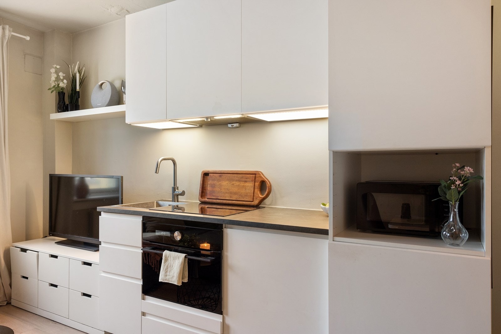 Kjøkkenet har rikelig med skap- og benkeplass - perfekt for en inspirerende matlagingsopplevelse! Galleribilde