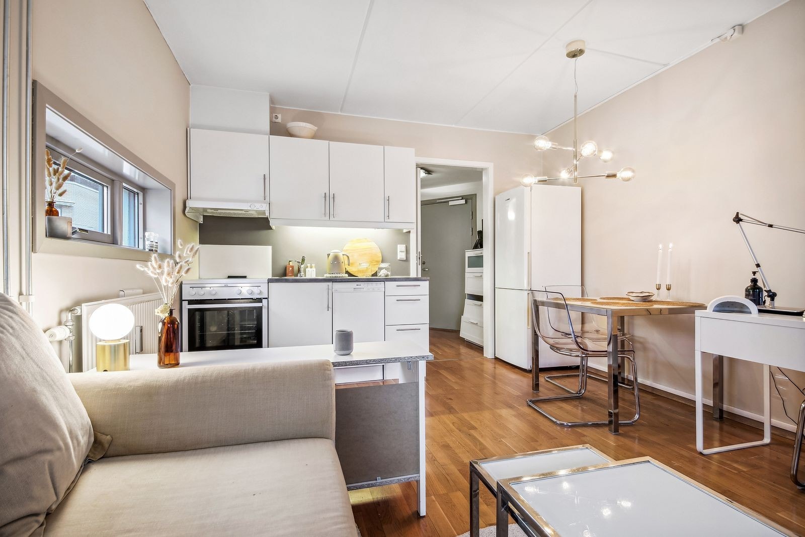 Stue og kjøkken i åpen løsning Galleribilde