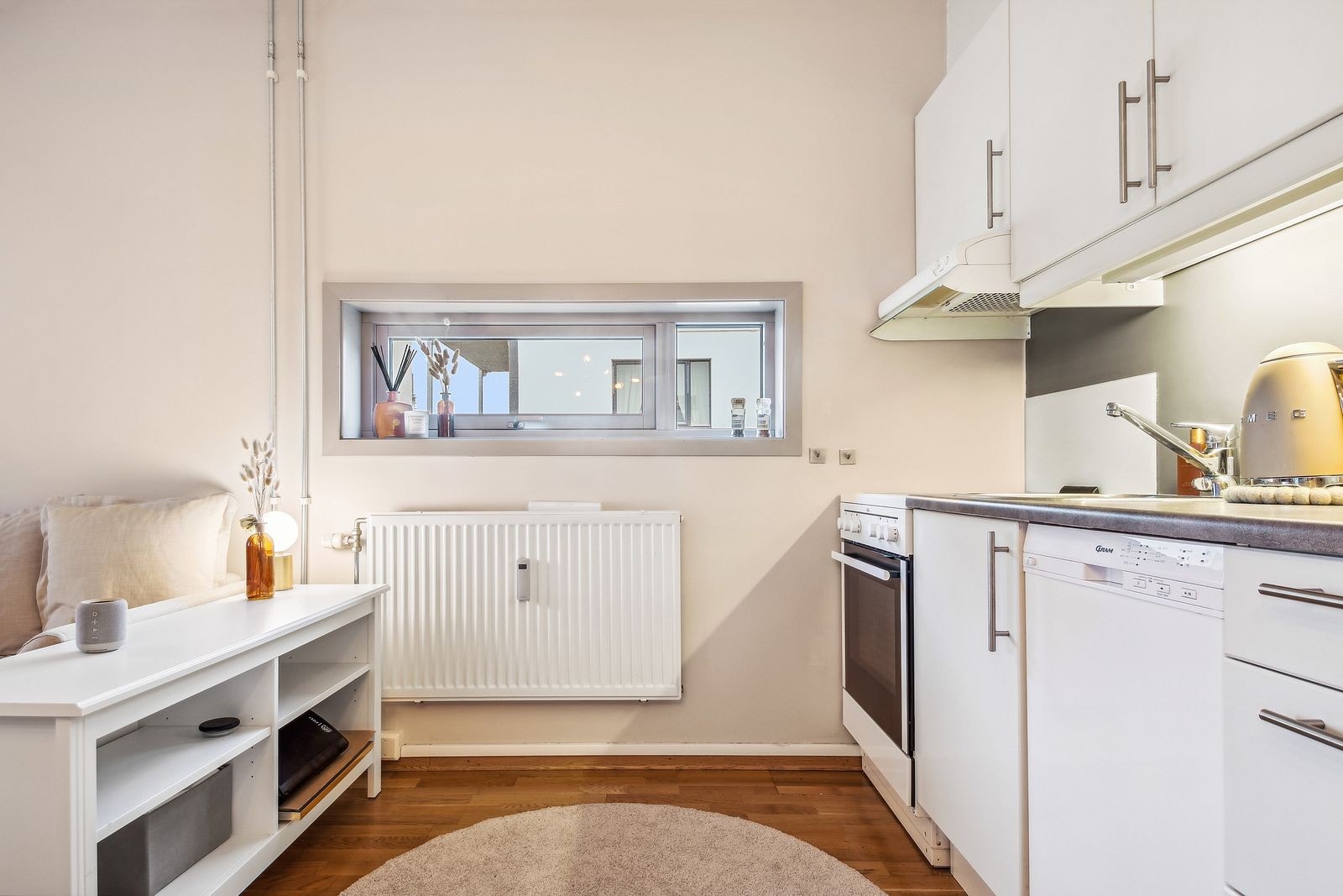 Kjøkken med medfølgende hvitevarer Galleribilde