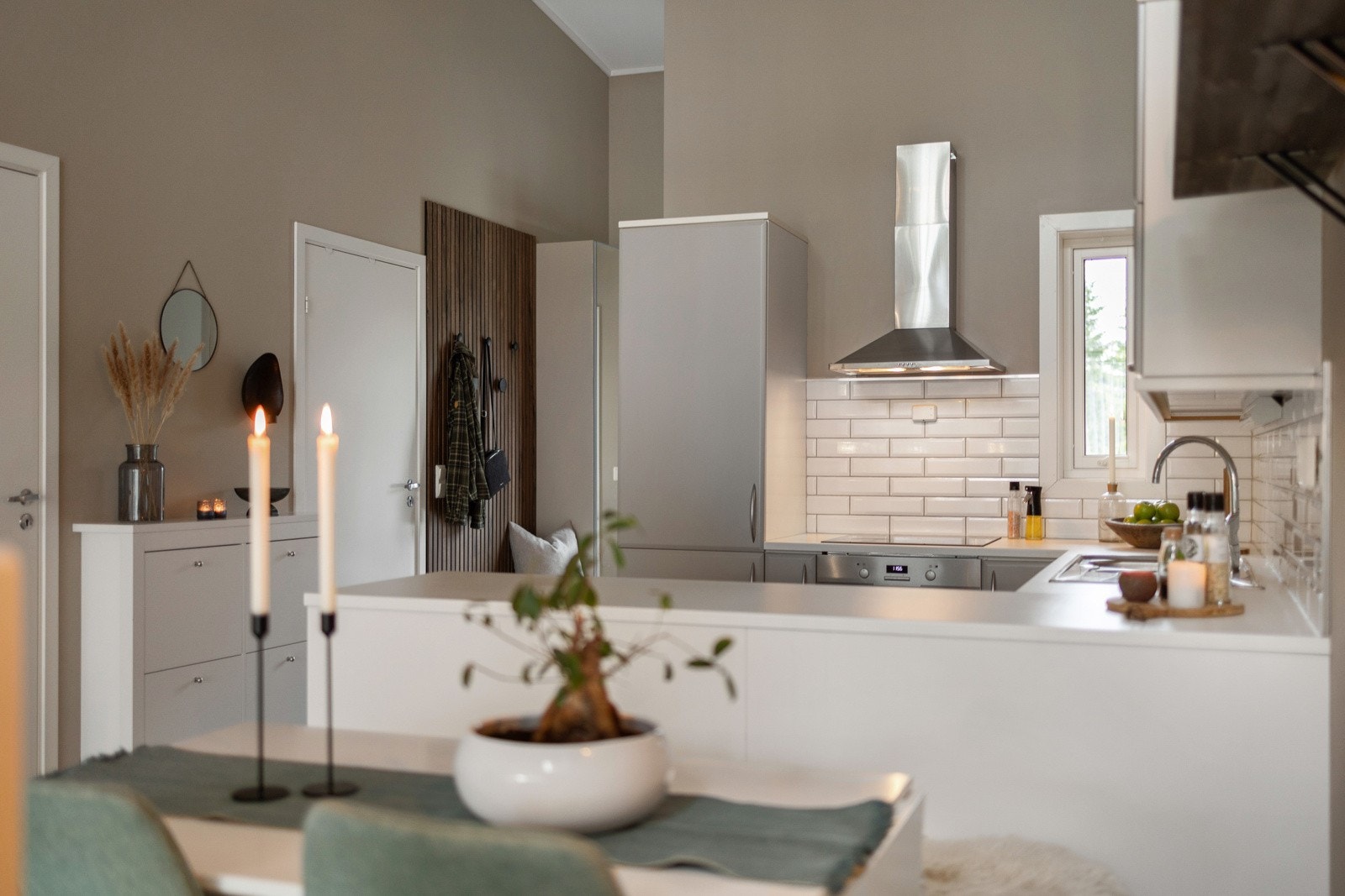 Den gode takhøyden og store vindusflatene gir boligen en lys og luftig atmosfære Galleribilde