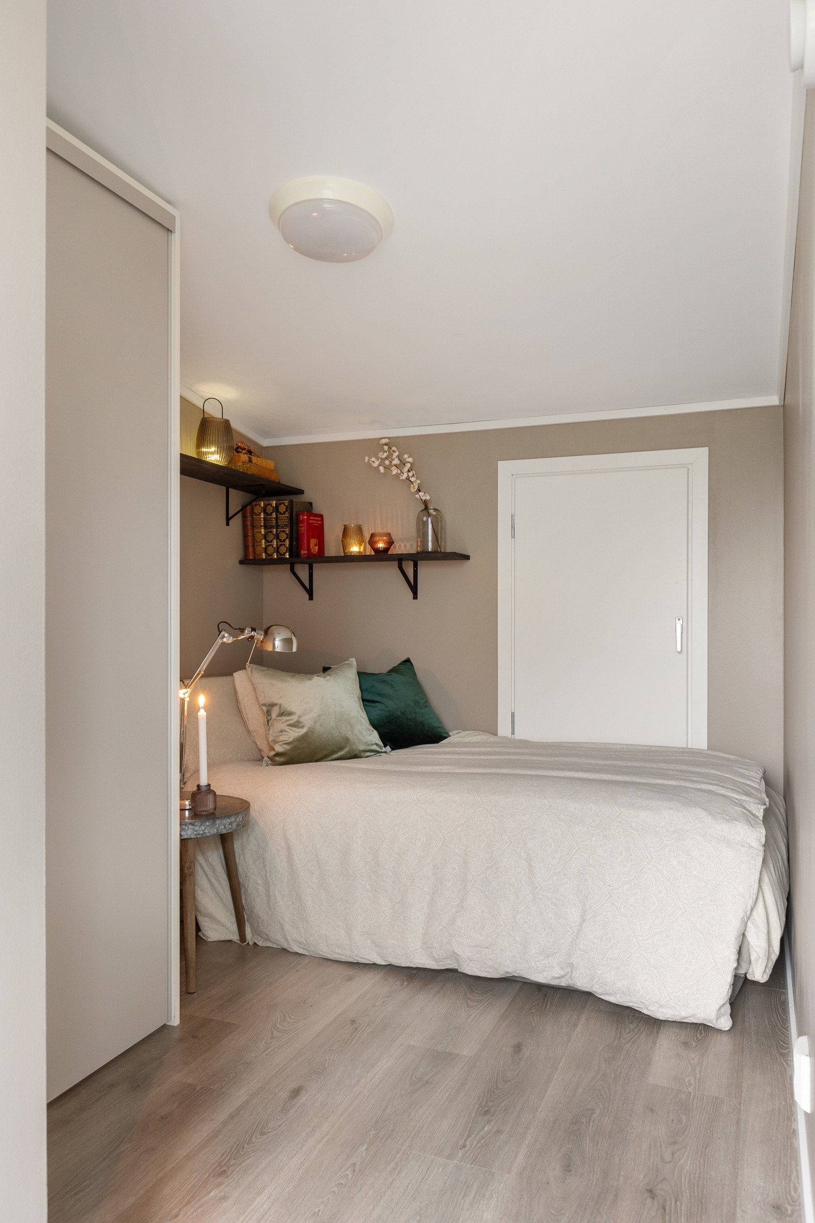 I overetasjen har du en praktisk alkoveløsning med flere bruksmuligheter Galleribilde