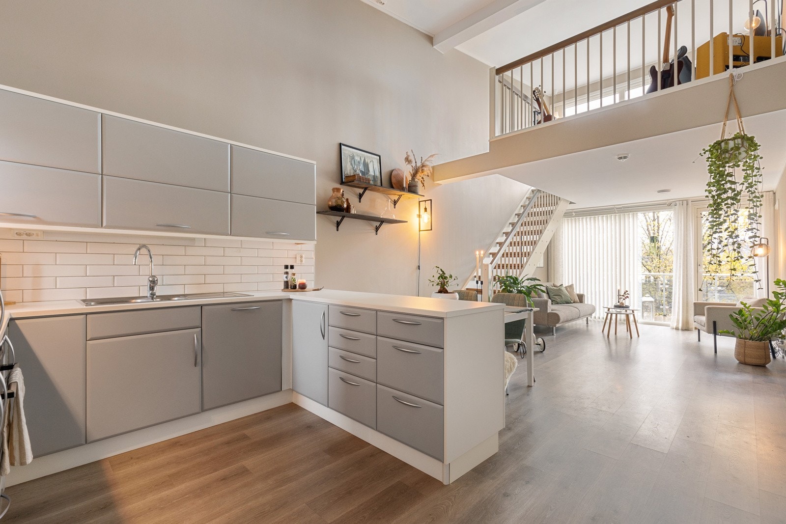 Optimale lys og solforhold med vinduer i begge sider av boligen Galleribilde