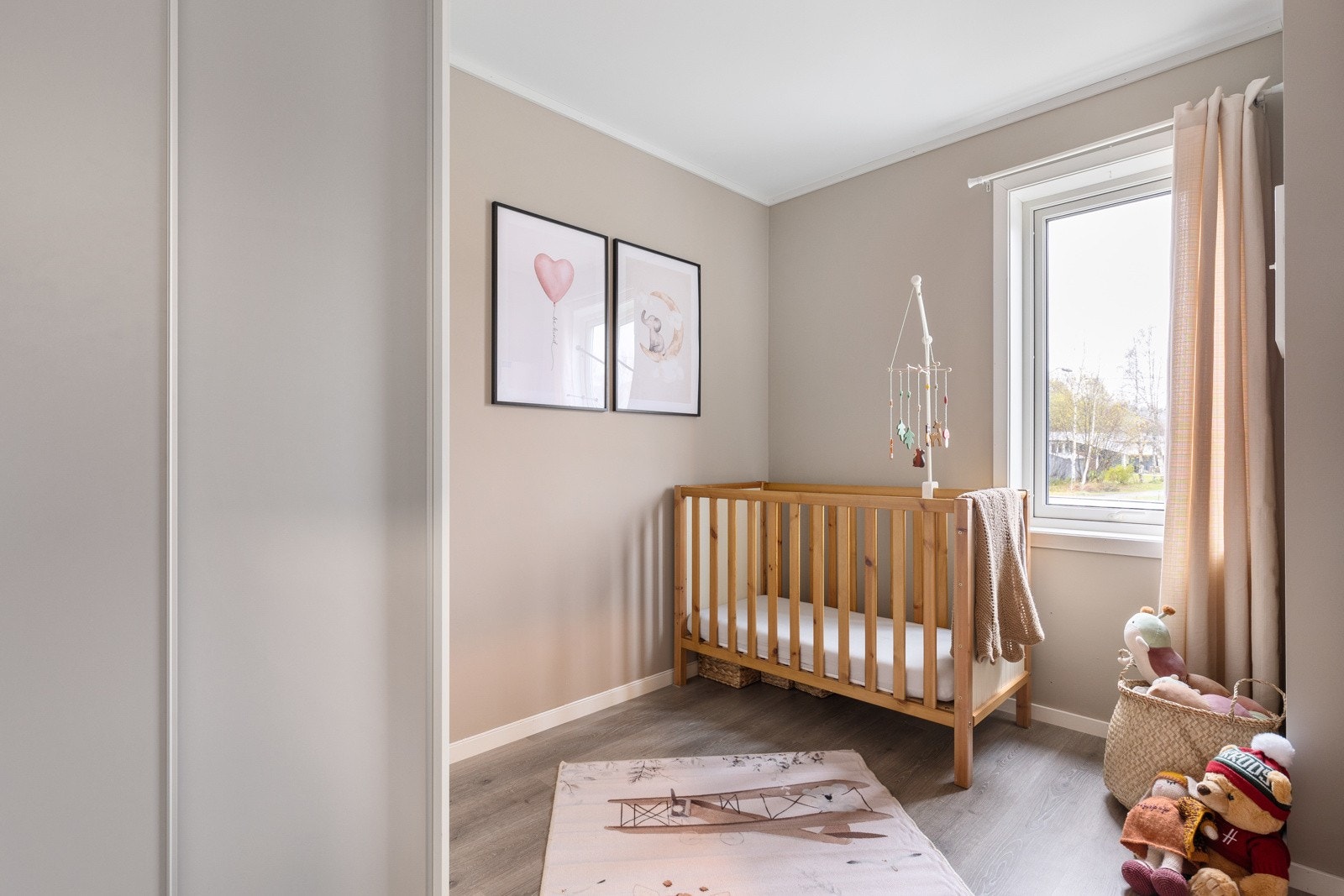 Boligens andre soverom har god plass til seng, nattbord og garderobeløsning - Passer perfekt som barnerom eller gjesterom Galleribilde