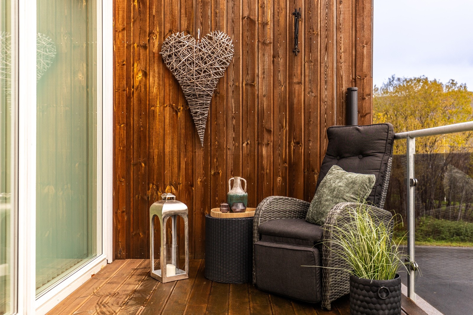 Balkongen rommer plass til hyggelig sittegruppe Galleribilde