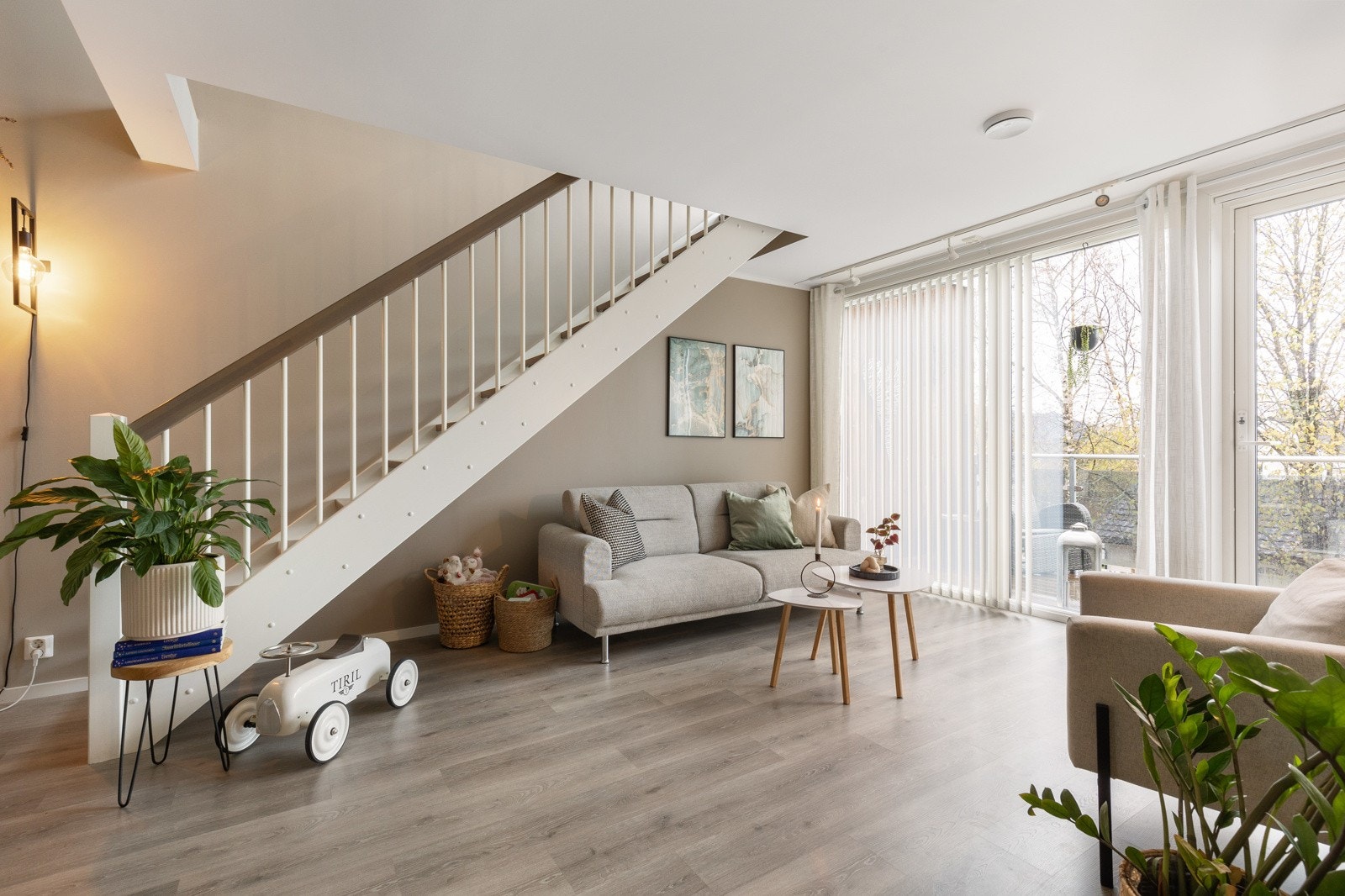 Stuen rommer plass til hyggelig sofagruppe med tilhørende møblement Galleribilde