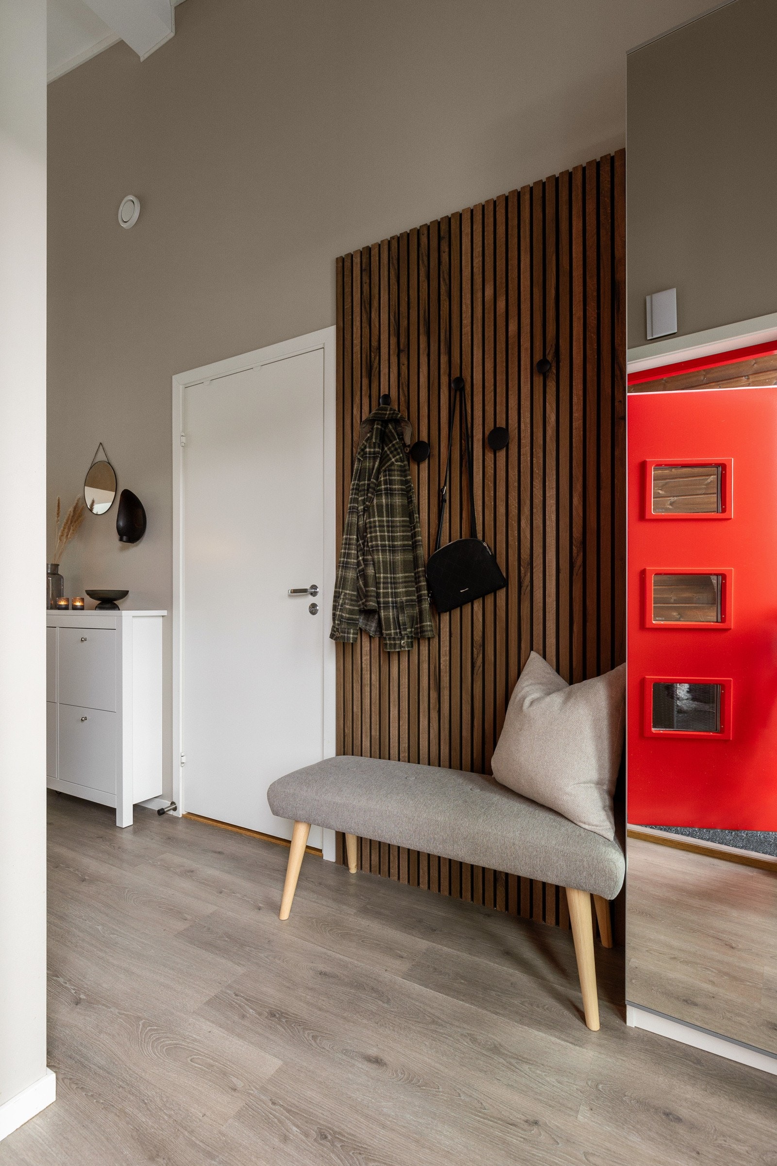 En lys og innbydende entré hvor du enkelt kan henge fra deg yttertøyet Galleribilde