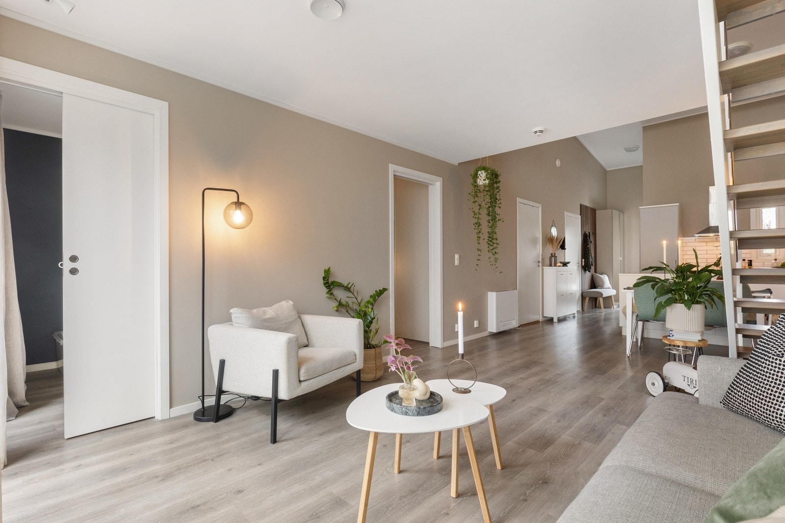 Boligen har en god planløsning som gjør det enkelt fir ny eier å sette sitt eget preg på inventar Galleribilde