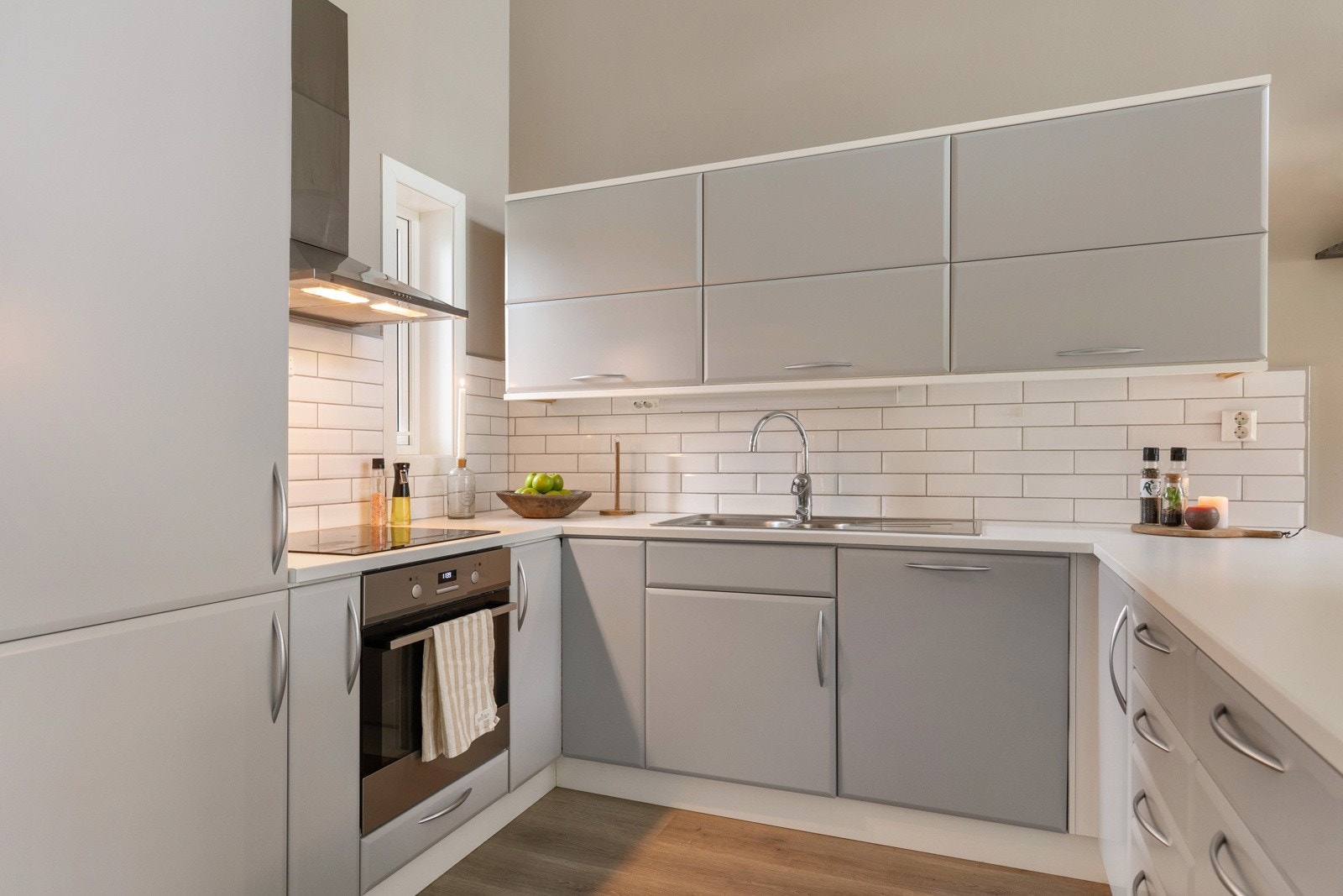 Flott kjøkken med mye skap- og benkeplass Galleribilde