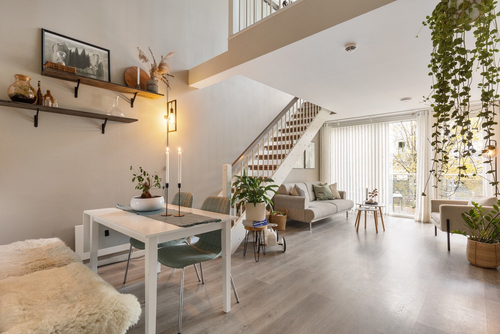 Boligen har en attraktiv planløsning som strekker seg over to plan Galleribilde