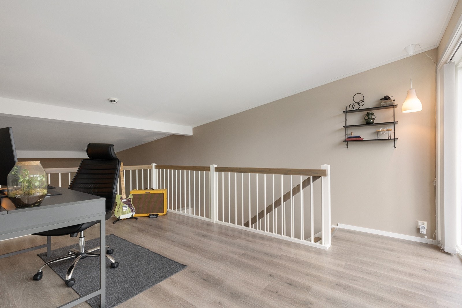 Her har du en flott loftstue med plass for en hyggelig sofagruppe Galleribilde