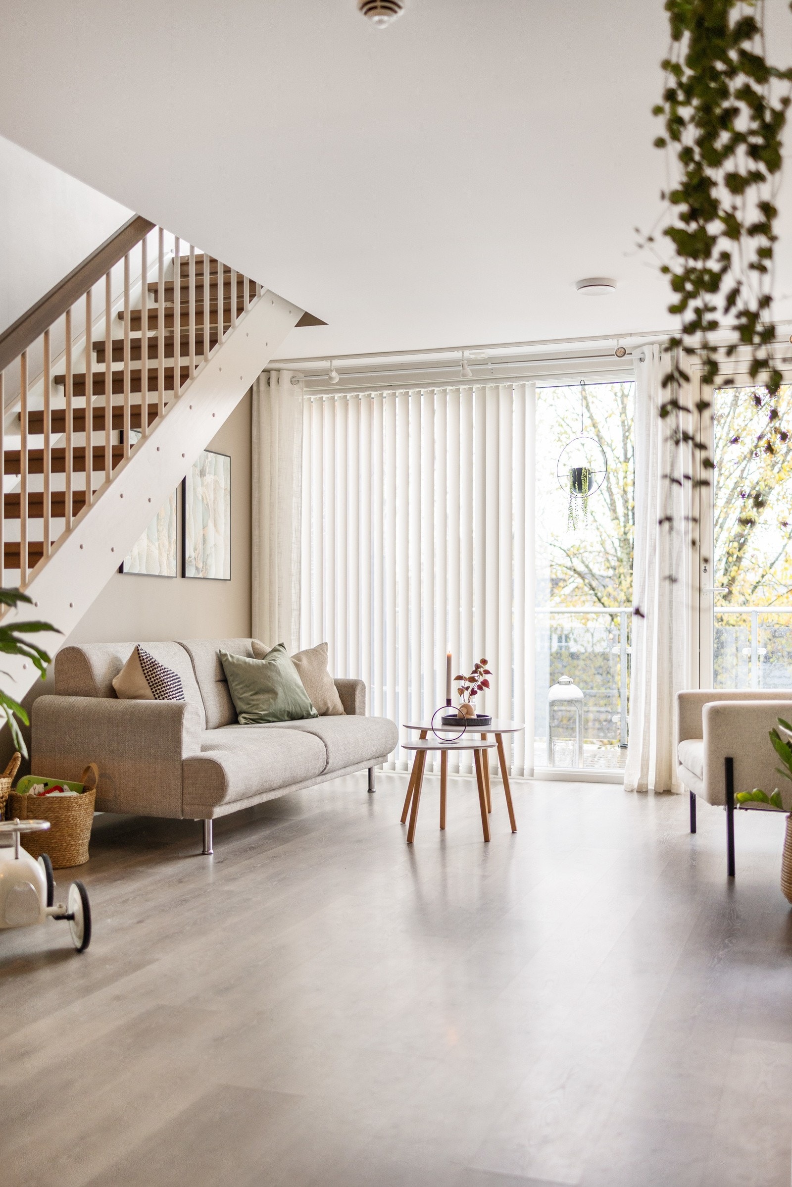 Store vindusflater gir boligen godt med naturlig lys inn Galleribilde