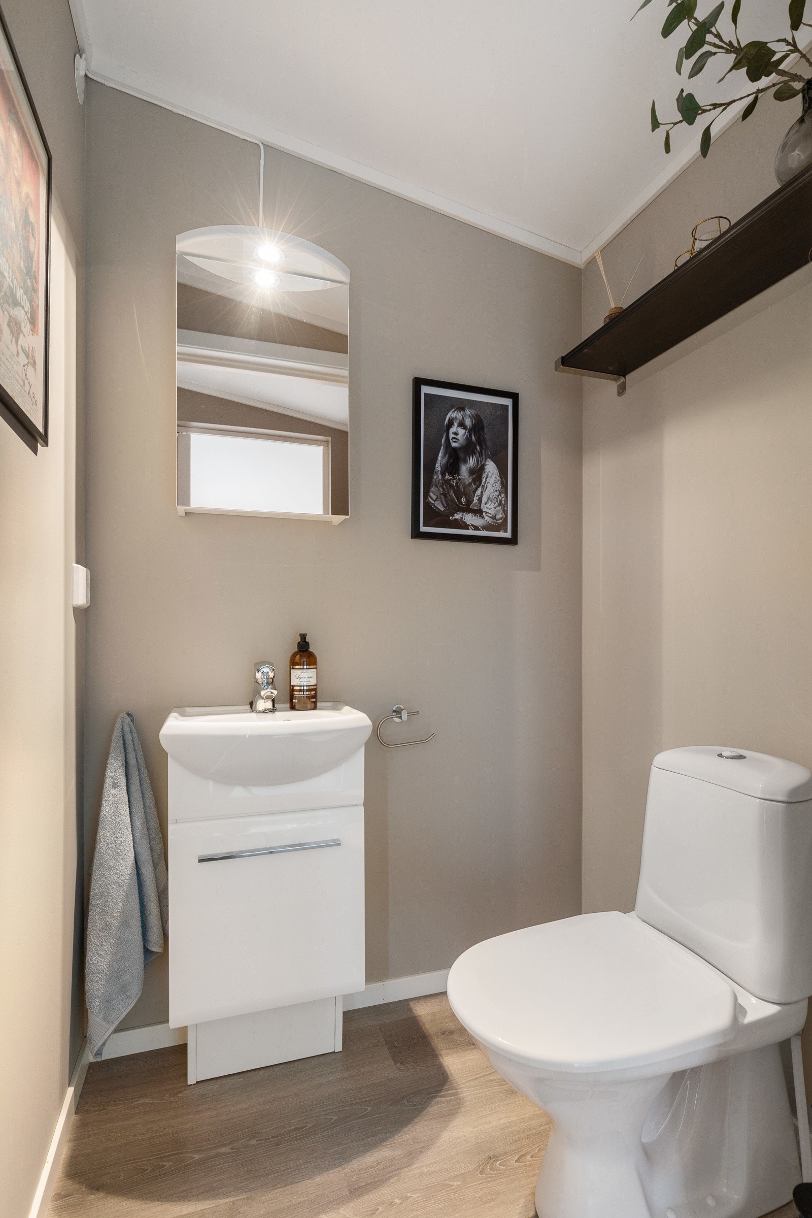 Praktisk toalettrom med toalett og servant i boligens overetasje Galleribilde