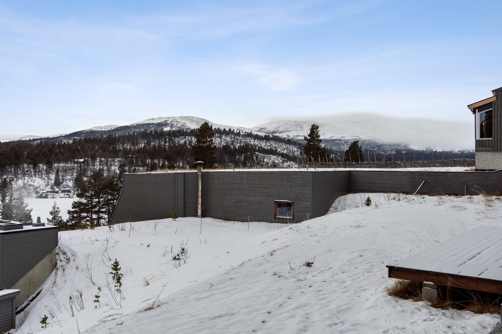 Utsikt også til skog og snaufjell på andre siden av sjøen - Gode solforhold Galleribilde