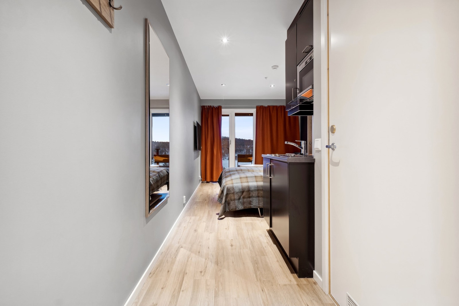 Entré / Gang - Lyst og moderne Galleribilde