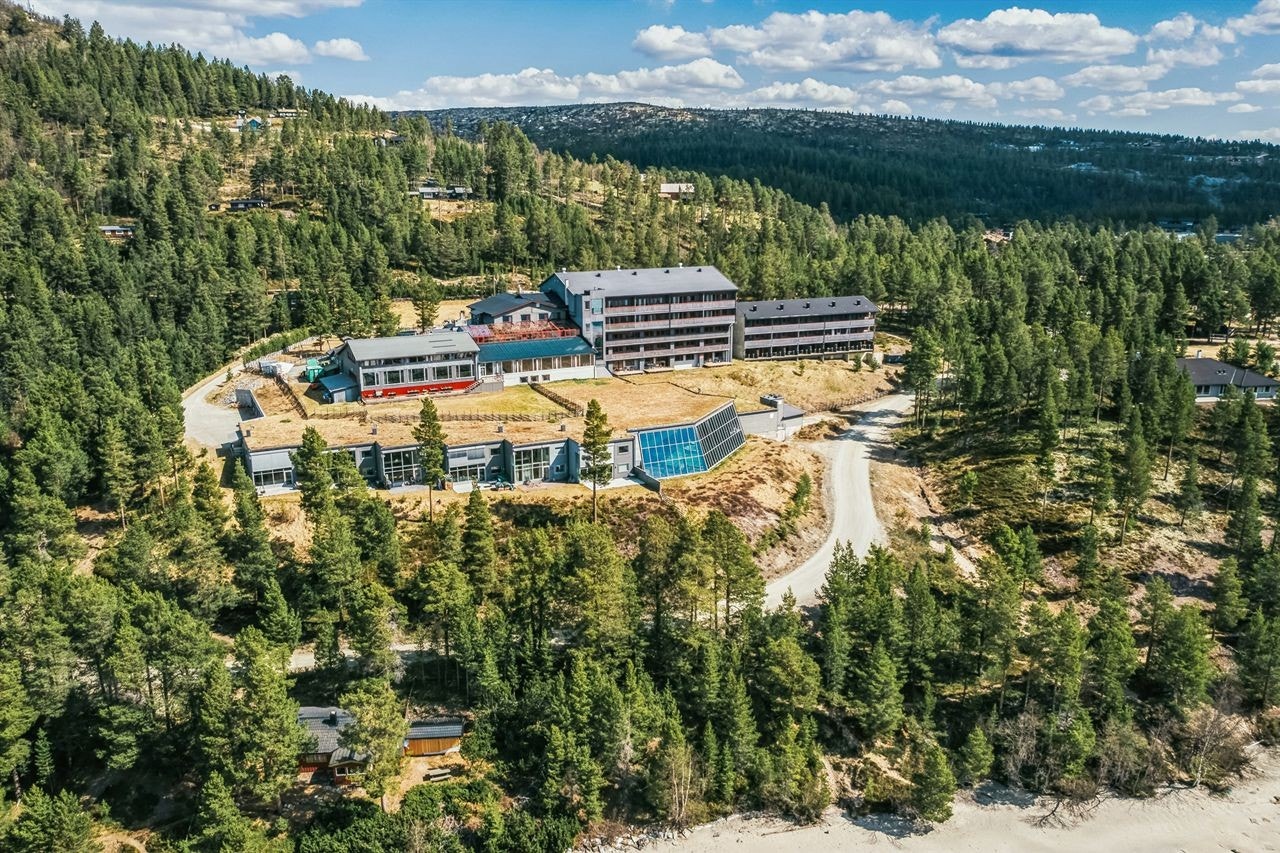 Leiligheten ligger på bakkeplan, sørvendt med flott utsikt ut mot Savalsjøen Galleribilde