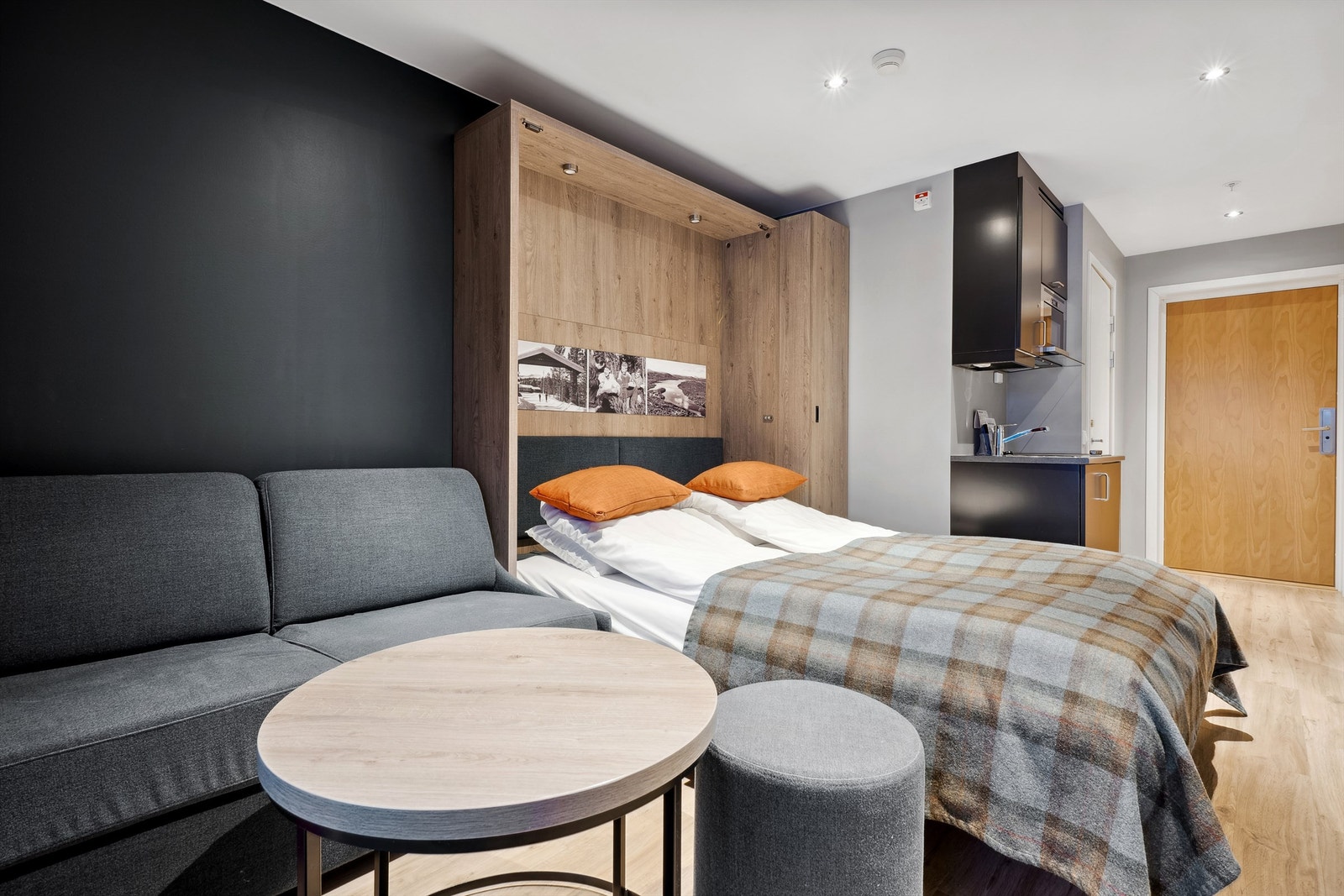 Kombinert gang / kjøkken / stue / soverom, med et moderne uttrykk. Galleribilde