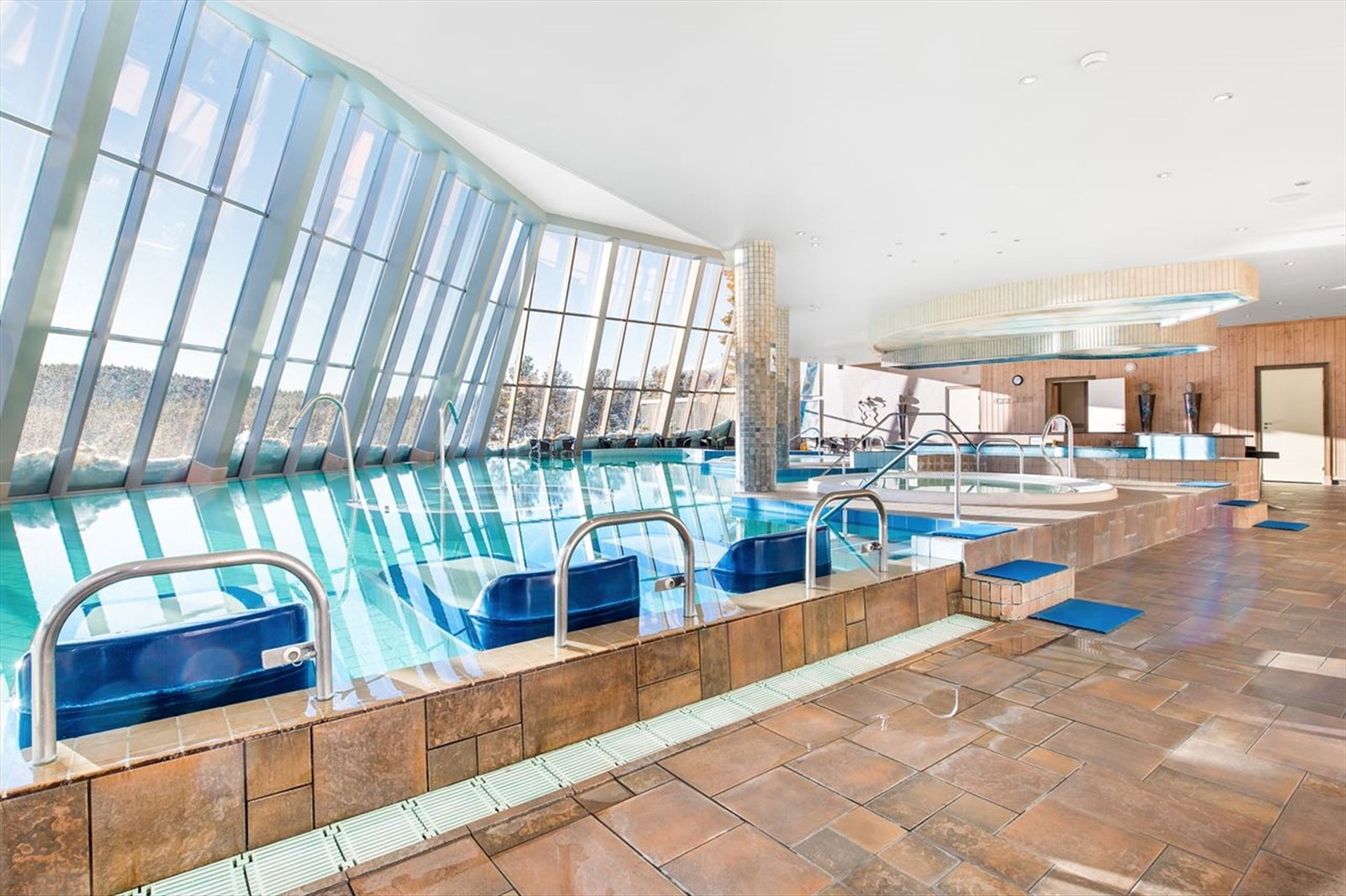 Leiligheten har rett til å bruke eiendommens spa-avdeling, herunder garderober, basseng og boblebad Galleribilde