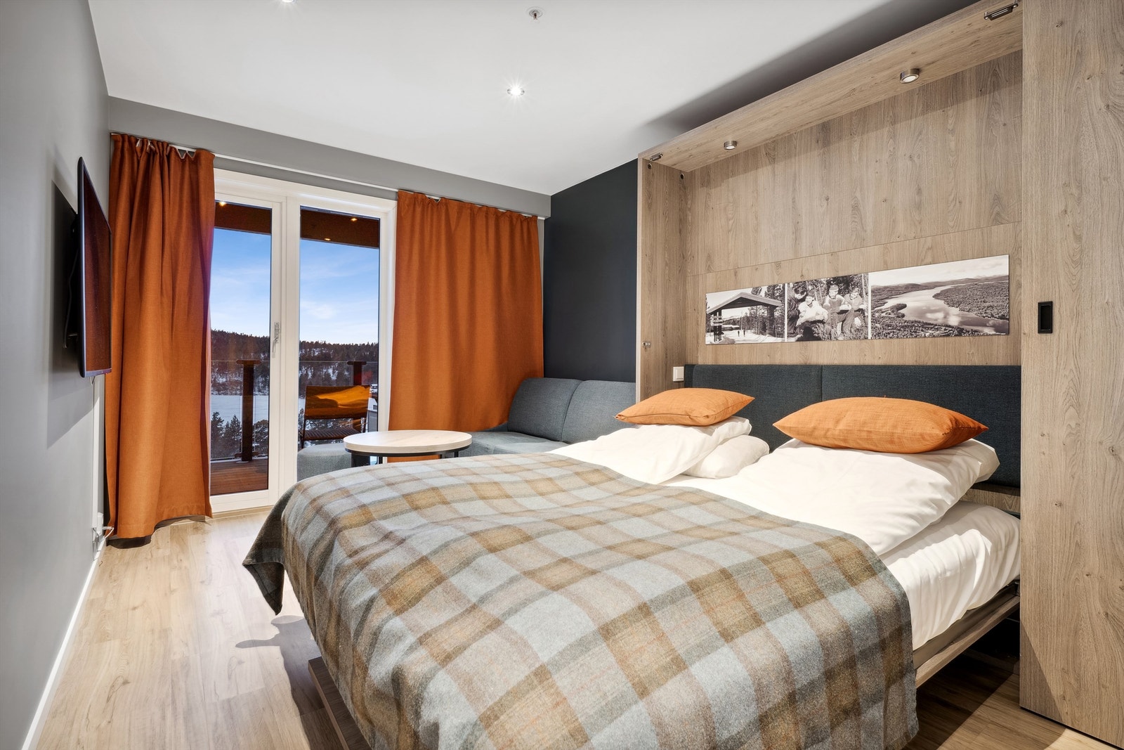 Dobbeltsengen kan enkelt slås opp og festes i skapinnredningen, og det kommer da frem et spisebord fra under sengen.
Sofa kan trekkes ut til sovesofa Galleribilde