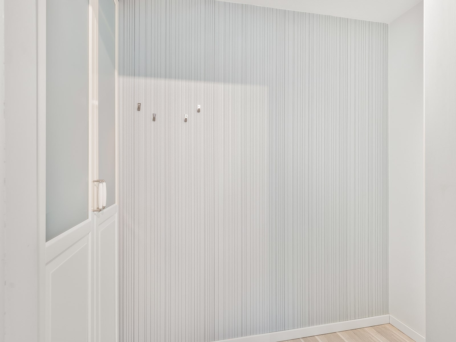 Walk-in closet med god plass til oppbevaring. Galleribilde