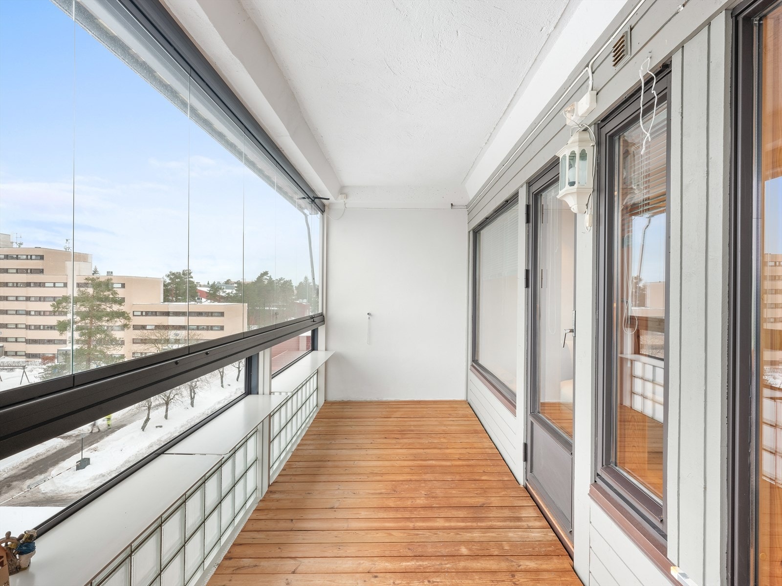 Innglasset og overbygd syd-vendt balkong som
er skjermet for innsyn. Galleribilde
