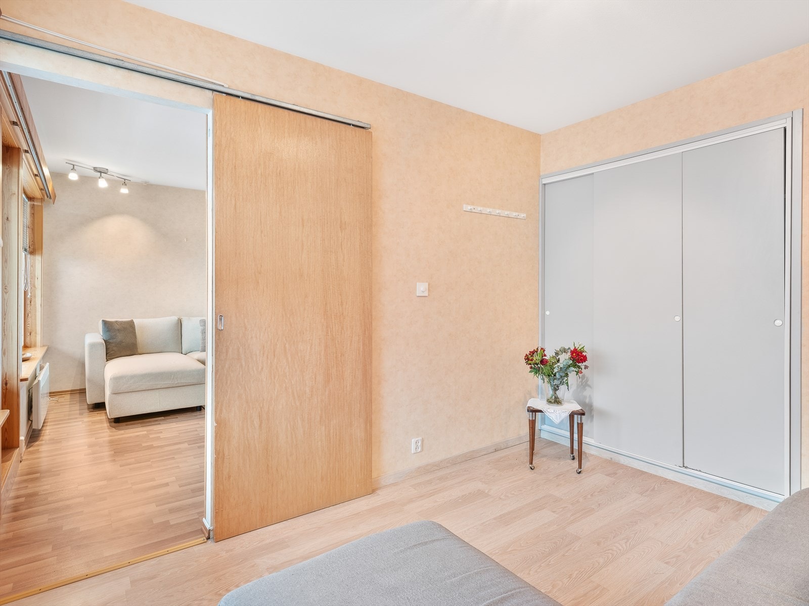 Her er det også en innebygd skyvedørsgarderobe til oppbevaring. Galleribilde