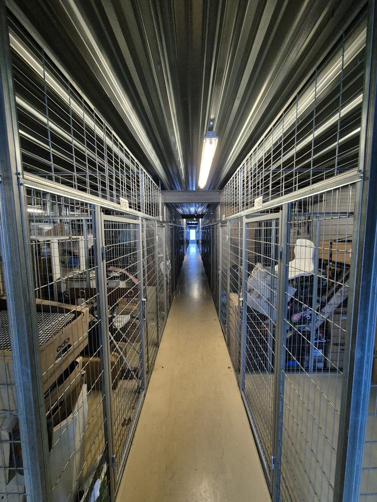 Stor bod i samme bygg som garasjeanlegget Galleribilde