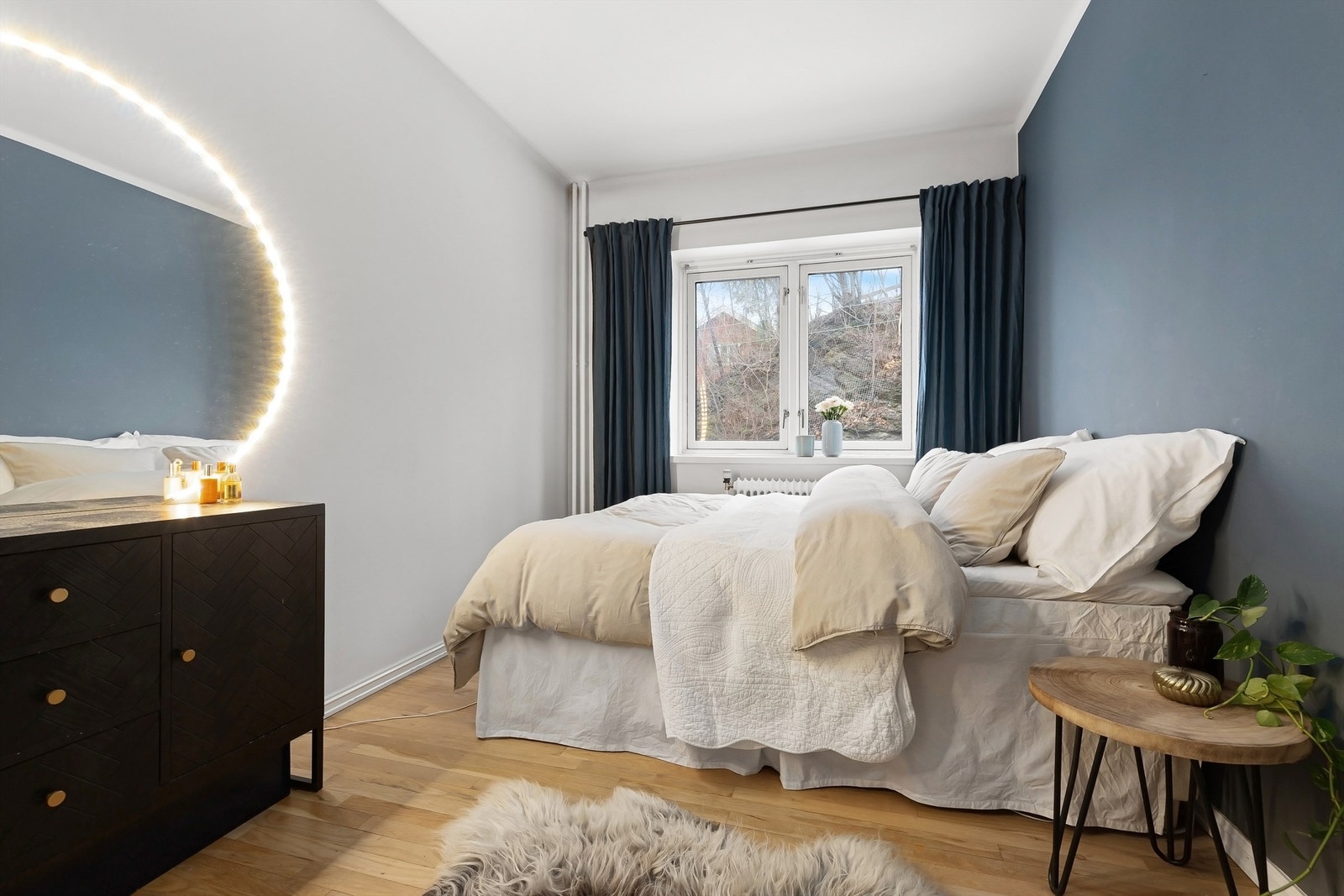 Flott hovedsoverom med store vinduer som gir utsikt mot idylliske Rodeløkka kolonihage, og du får en lys og luftig atmosfære. Galleribilde