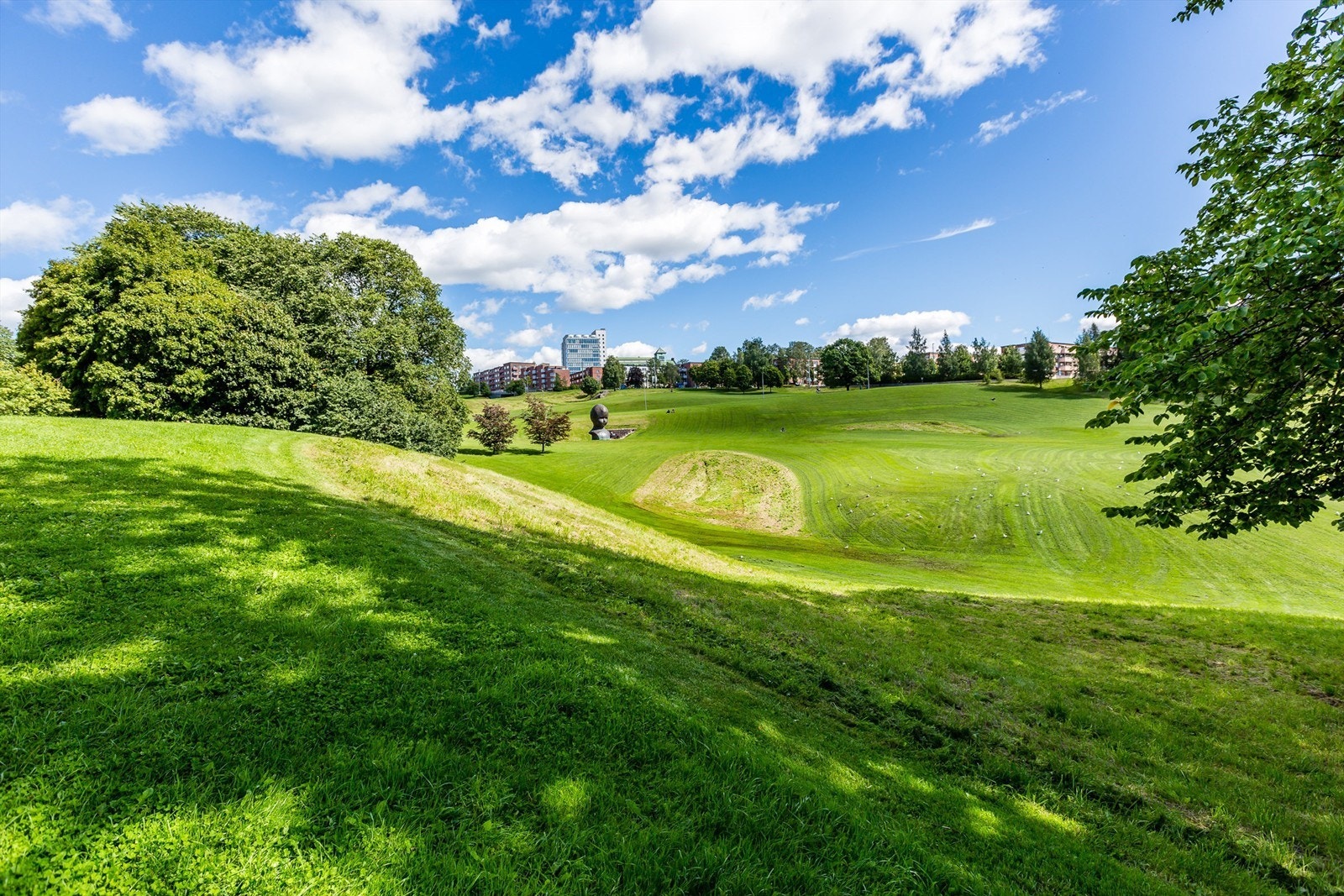 Torshovdalparken, et av sentrale Oslos største grøntområder, ligger like i nærheten. Galleribilde