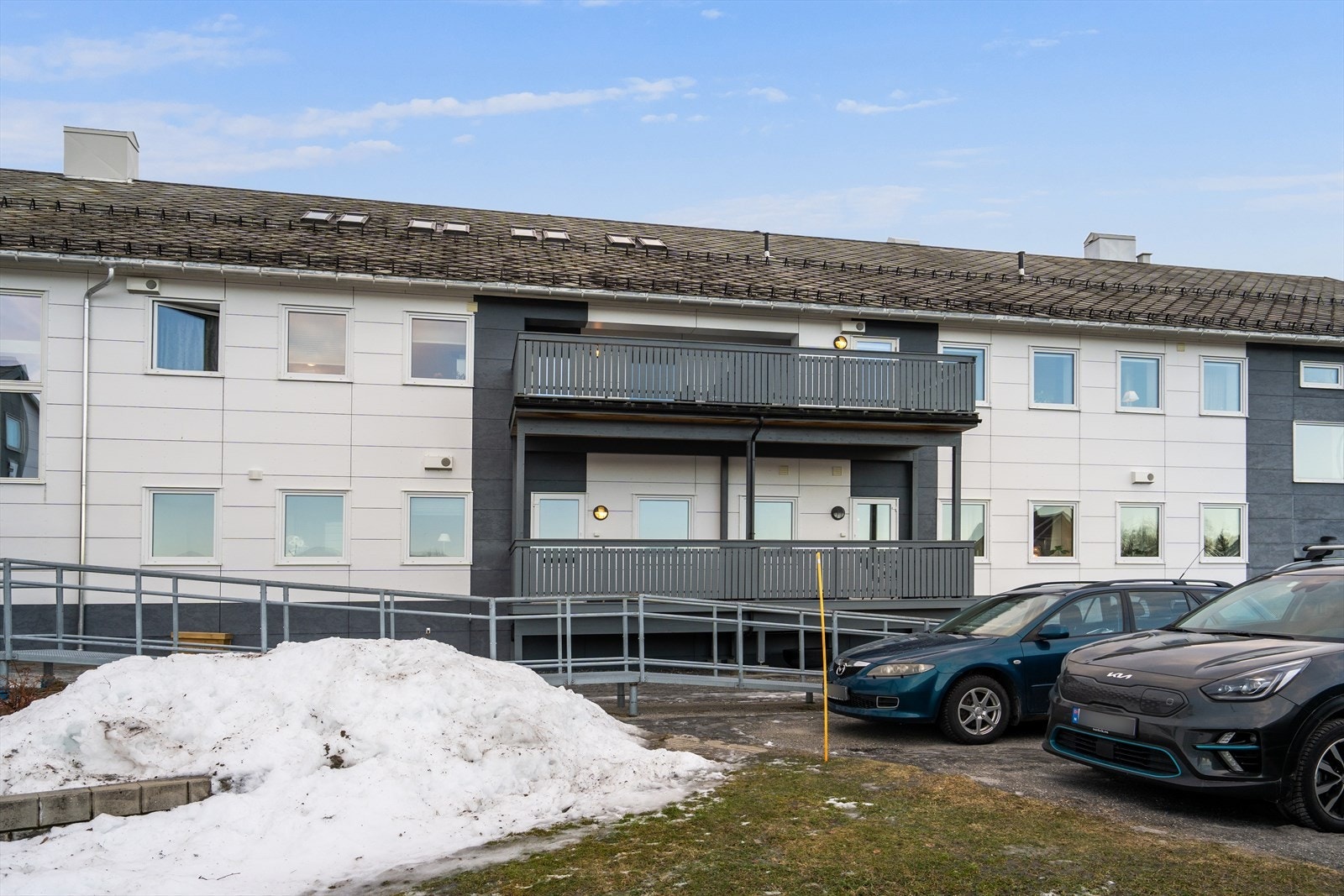 Leiligheten har gode oppbevarings muligheter med 3 boder. Parkering på felles p-plass. Galleribilde