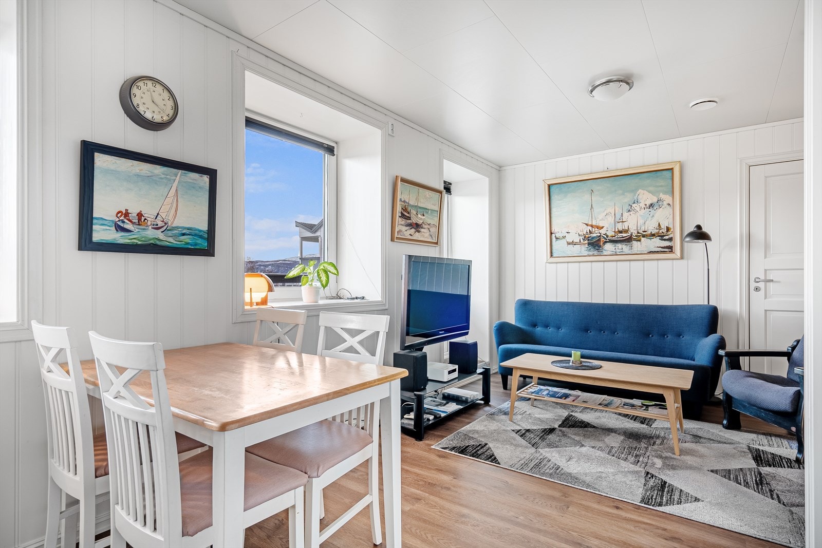 Leiligheten har god plass til å innrede med både sofagruppe og spisebord. Galleribilde
