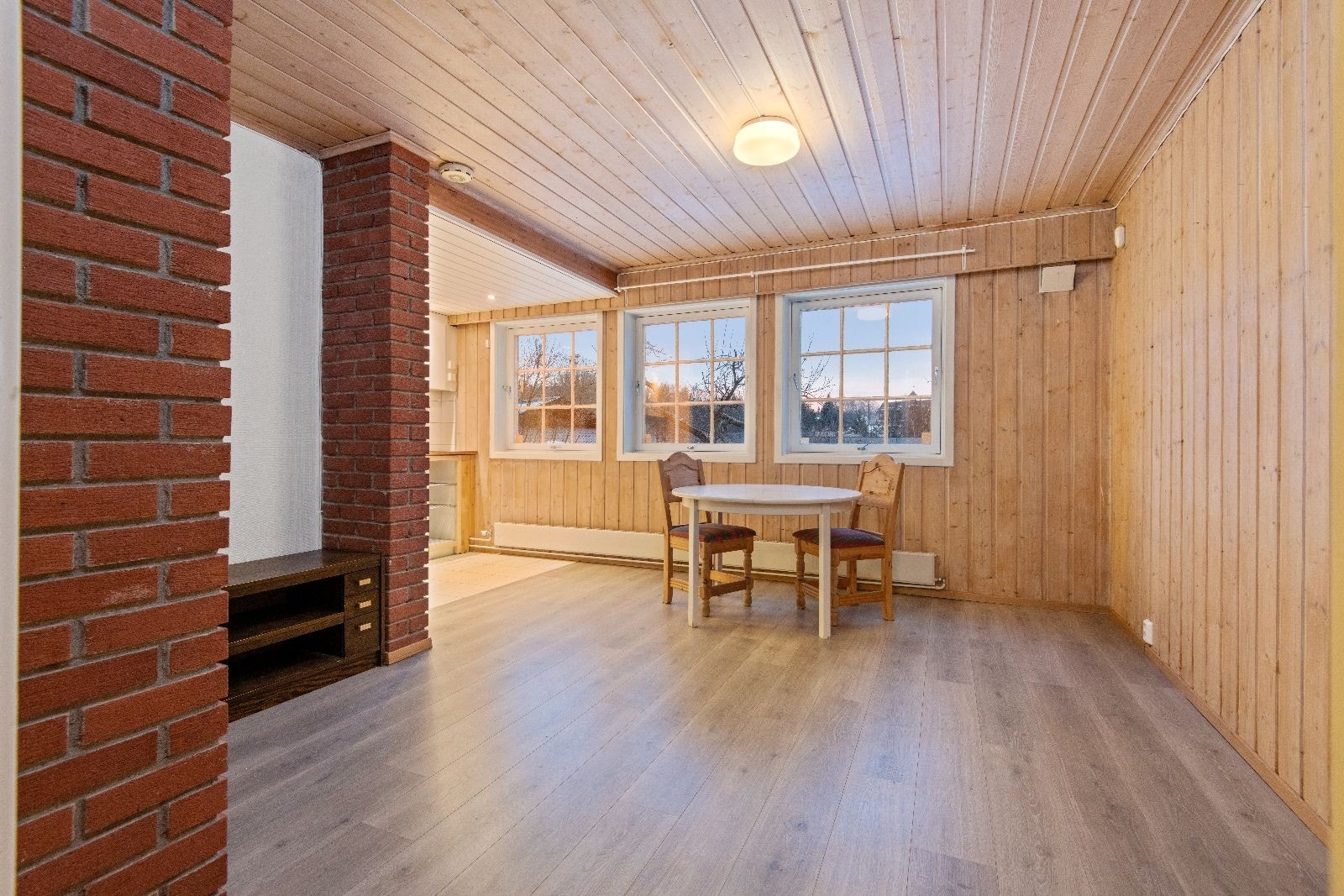 Åpen stue/kjøkkenløsning. Biloppstillingsplass på fremsiden av huset. Galleribilde