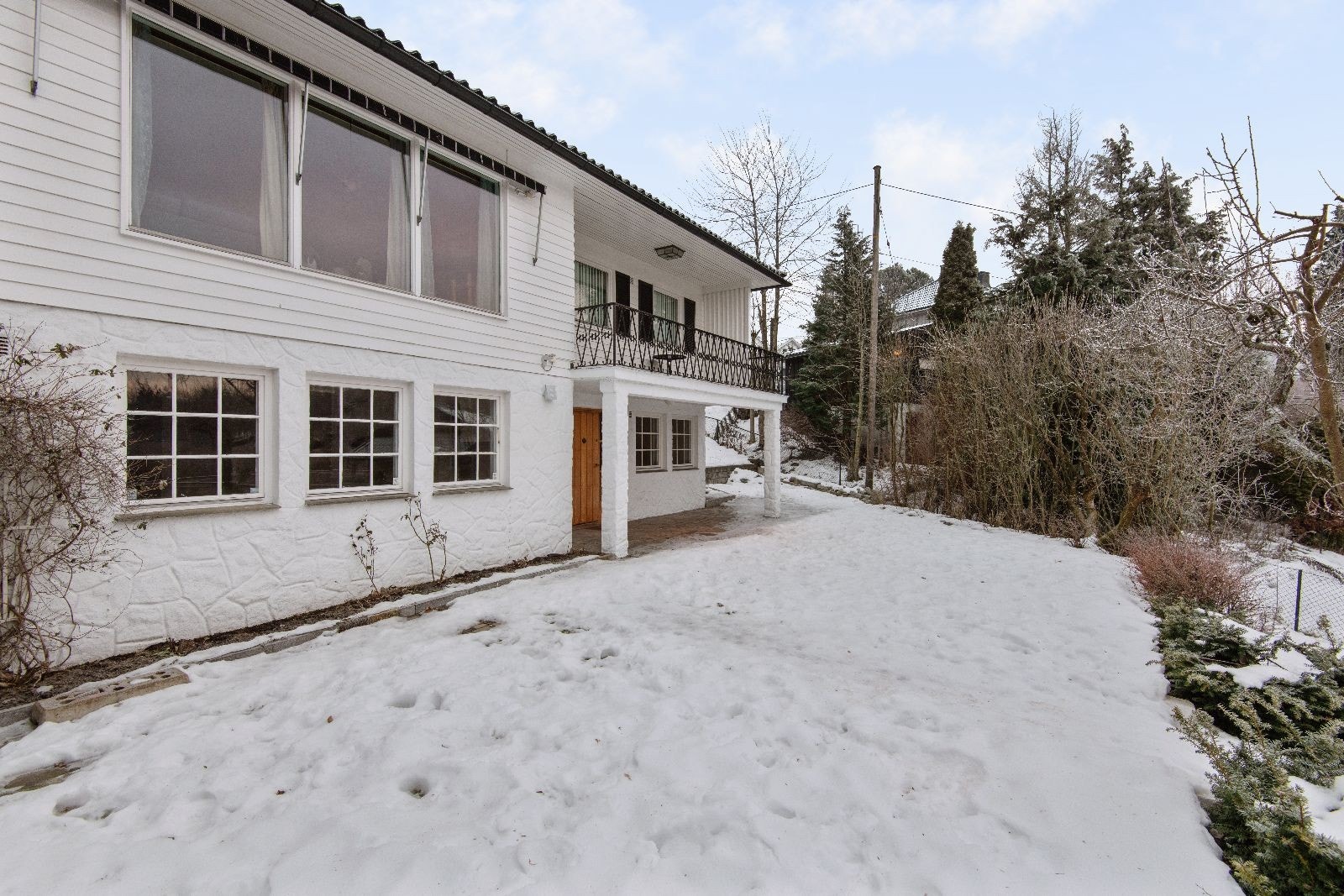 Leietaker disponerer hagen på denne siden av huset. Oppstillingsplass på fremdsiden inkludert. Galleribilde