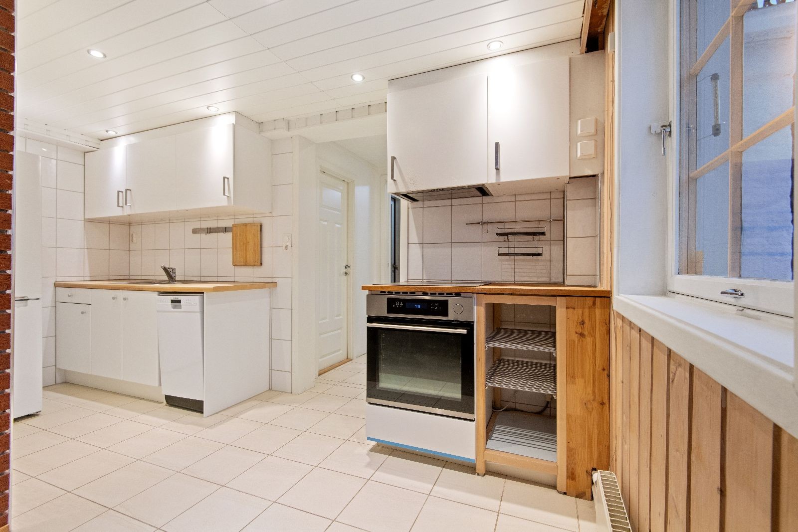 Kjøkkenet er utstyrt med oppvaskmaskin, komfyr og kombiskap. Galleribilde