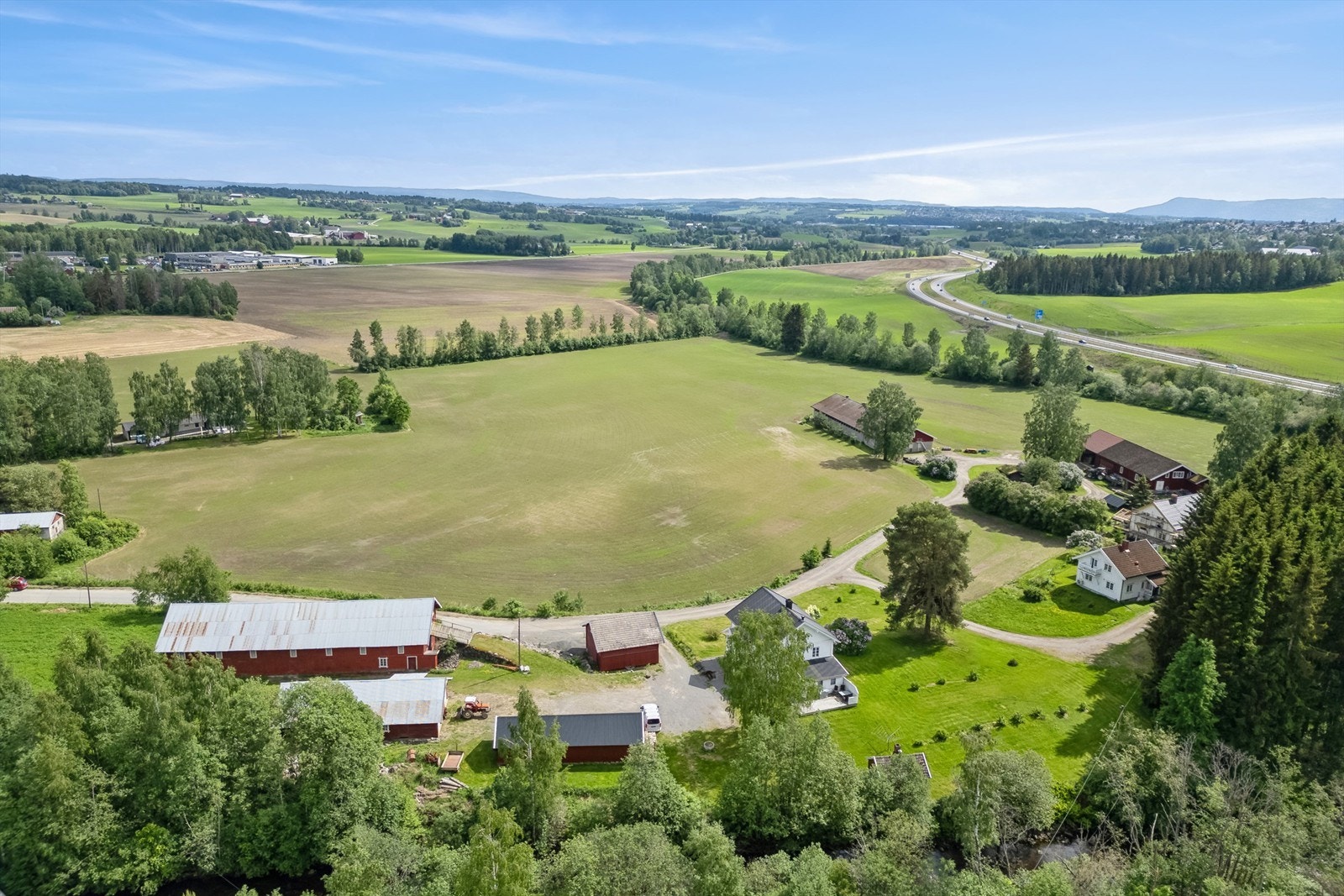 Hage og tun er normalt opparbeidet med gruslagt gårdsplass, trær, plen, samt nytte- og prydvekster. Dyrket areal nord/øst for låven er nyttet til gressproduksjon for hestefor. Eiendommen grenser inn mot Flagstadelva. Galleribilde