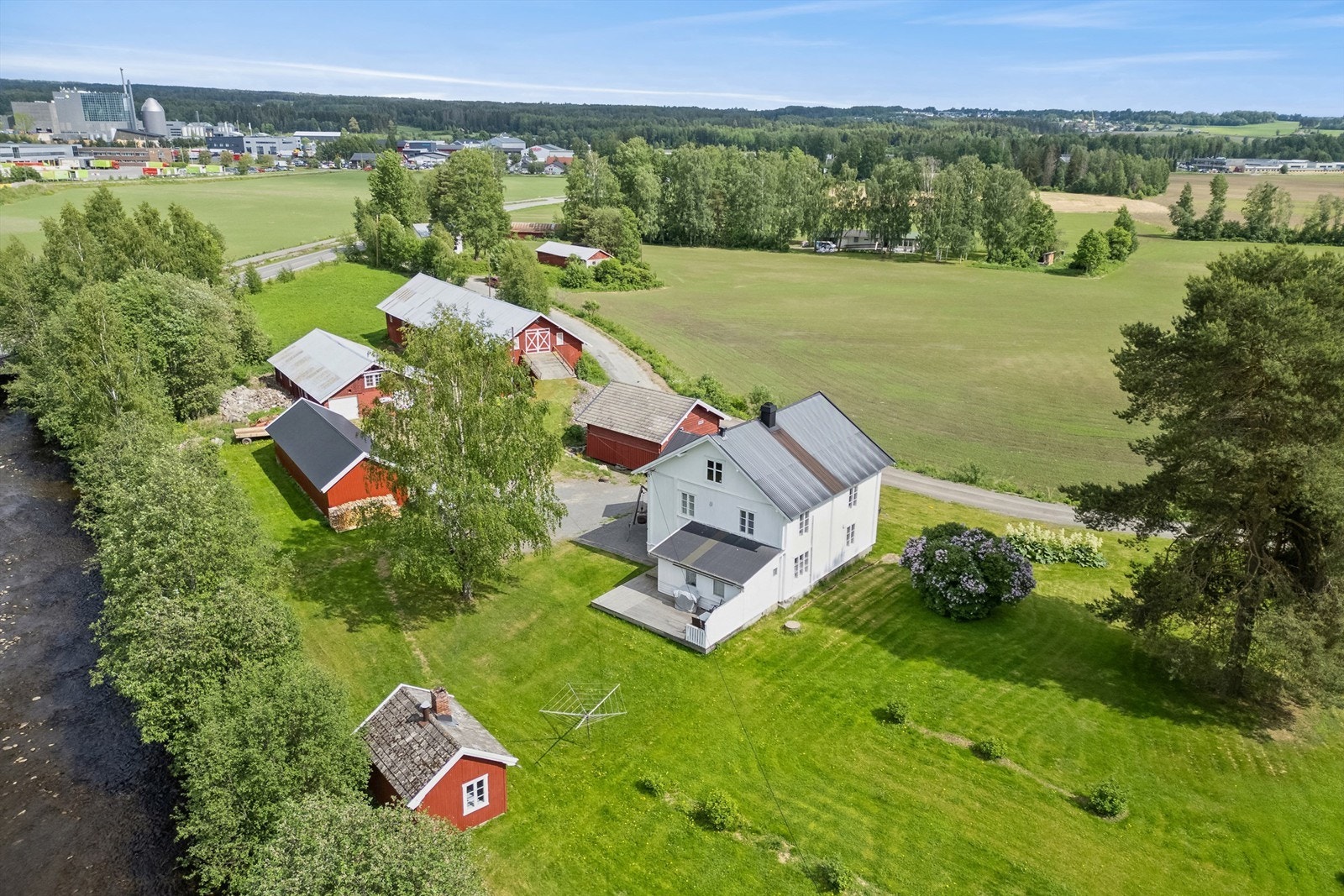 Sjarmerende tun omkranset av eldre klassiske bygninger. Her er mulighetene mange for å skape seg en drømmeeiendom. Galleribilde