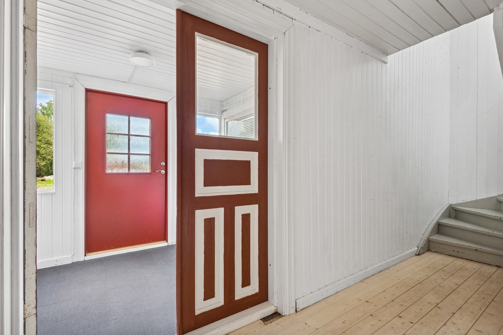 Hovedentré, nyttes nå i hovedsak av utleiedelen i andre etasje. Galleribilde