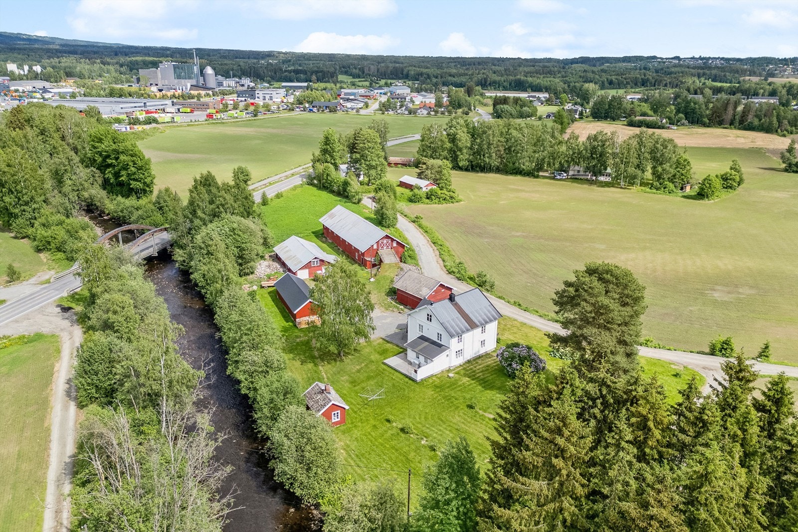Eiendommen er beliggende i idylliske omgivelser ved Flagstadelva ved Trehørningen i Hamar kommune. Galleribilde