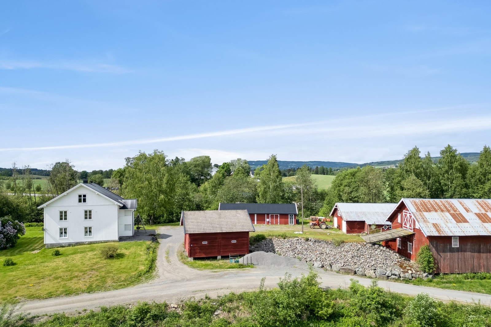 Sjarmerende tun omkranset av eldre klassiske bygninger. Her er mulighetene mange for å skape seg en drømmeeiendom. Her har har du rom, plass og luftighet både ute og inne til å realisere alt fra hold av hest og høner, til lagring av campingvogna. Galleribilde