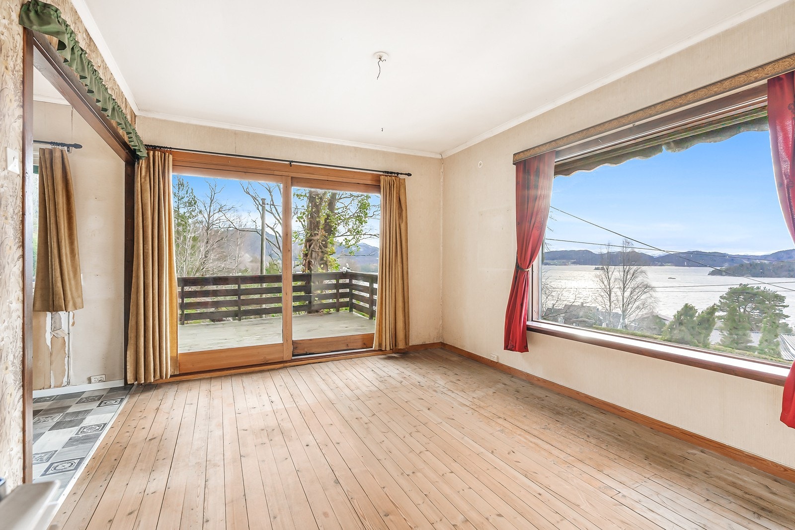 Fra stuen er det utgang til en romslig terrasse på 32 m² Galleribilde