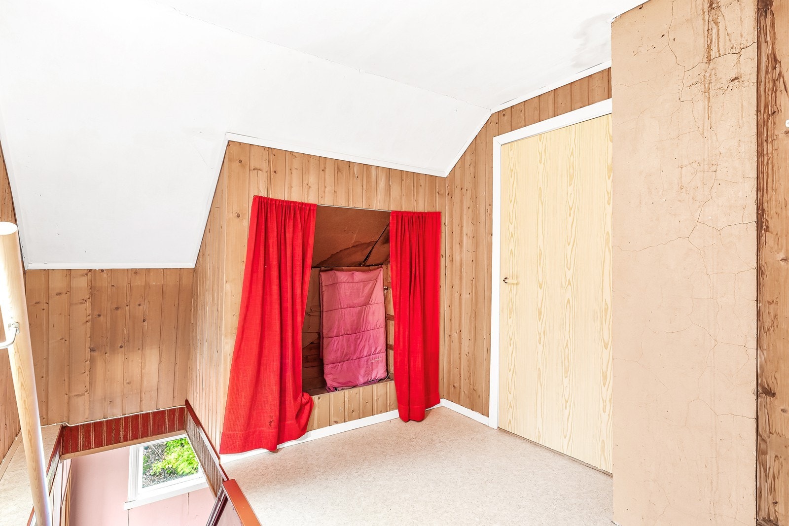 Fra gangen på loftet har du tilgang til soverommene på begge sider av boligen. Galleribilde
