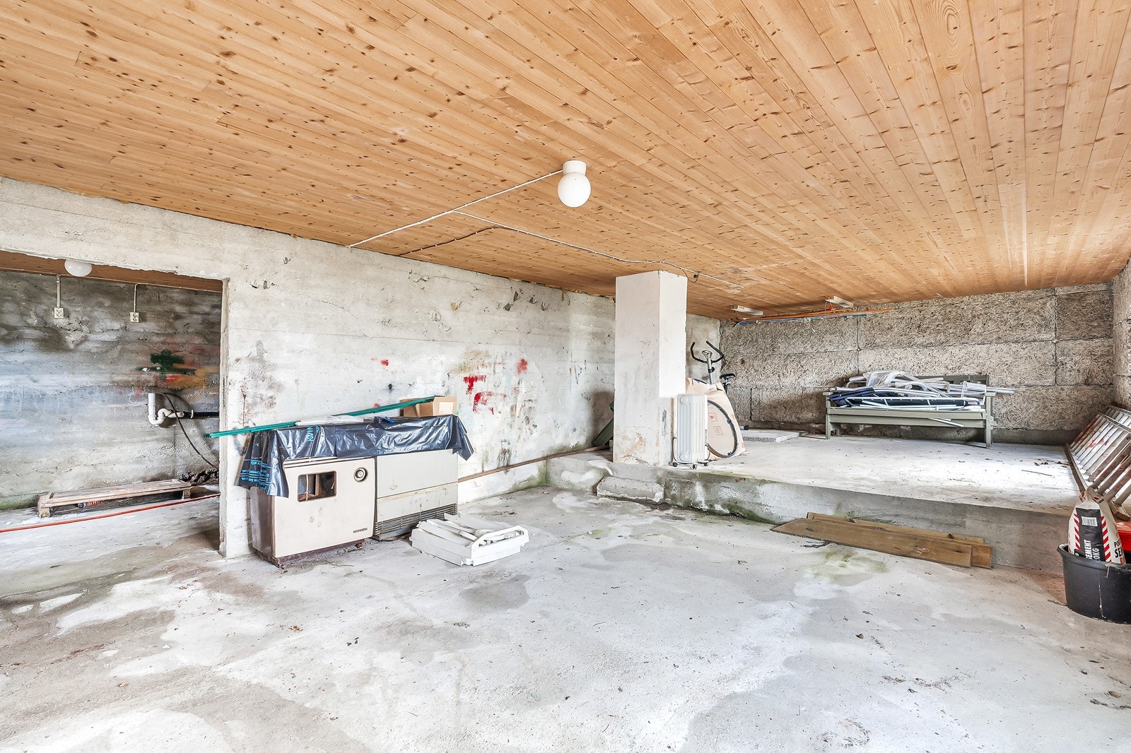 Boligens kjeller er på 38 m² og står uinnredet. Galleribilde