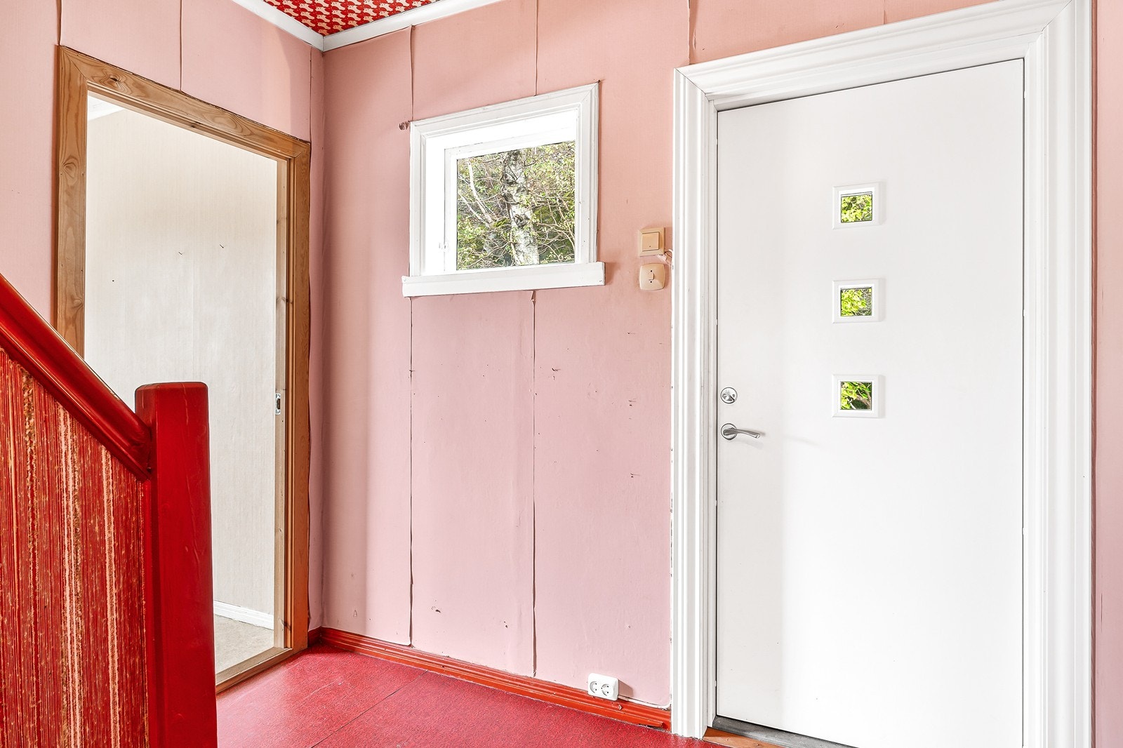Boligens entré har adkomst til alle rom i hovedetasjen samt trapp opp til loftet og ned til kjelleren. Galleribilde